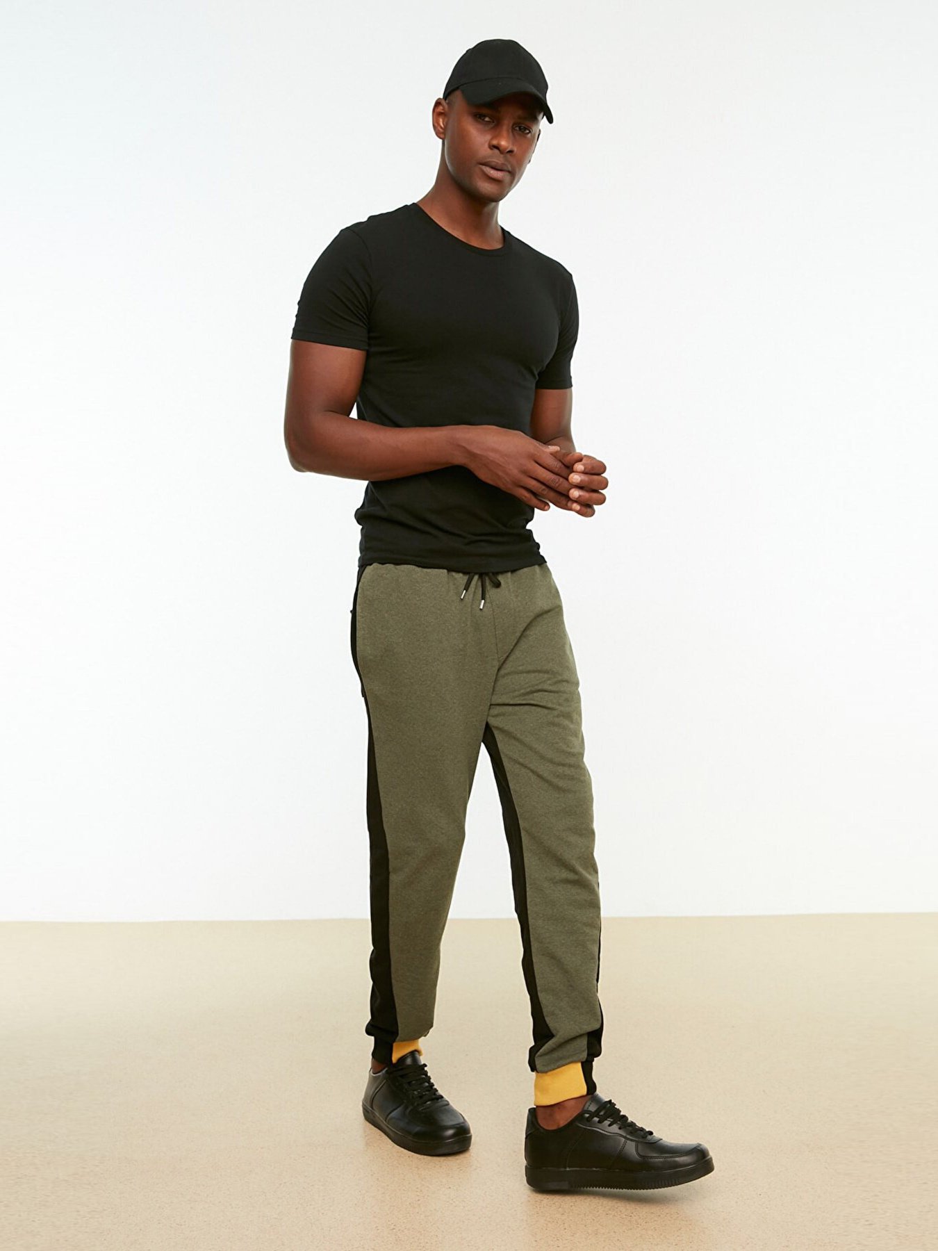 Штани спортивні Trendyol модель TMNAW22EA0529/Haki Фото