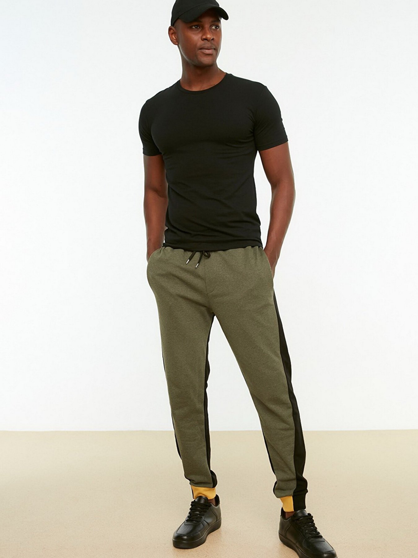 Спортивні штани Trendyol модель TMNAW22EA0529/Haki Фото
