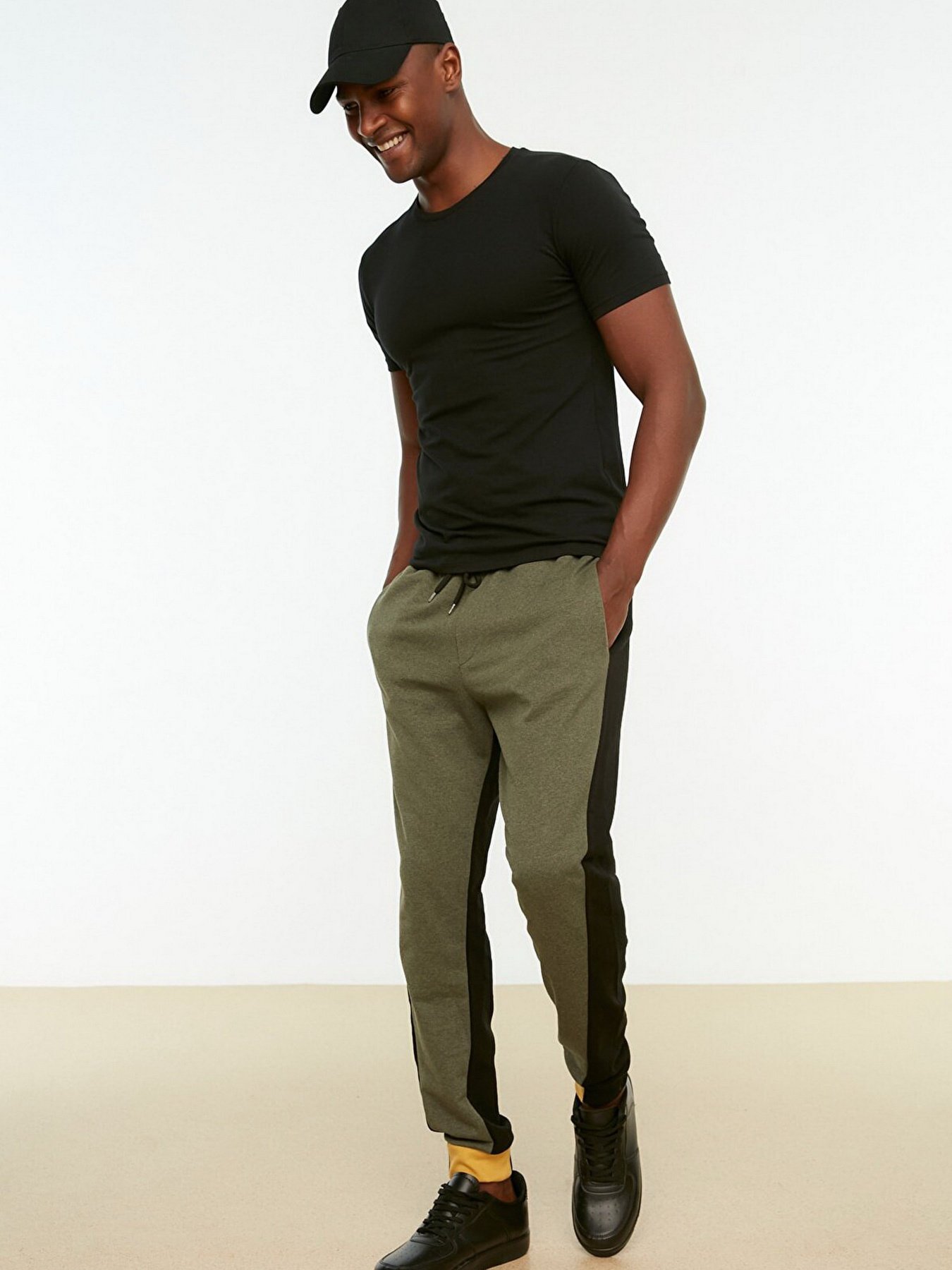 Спортивні штани Trendyol модель TMNAW22EA0529/Haki Фото