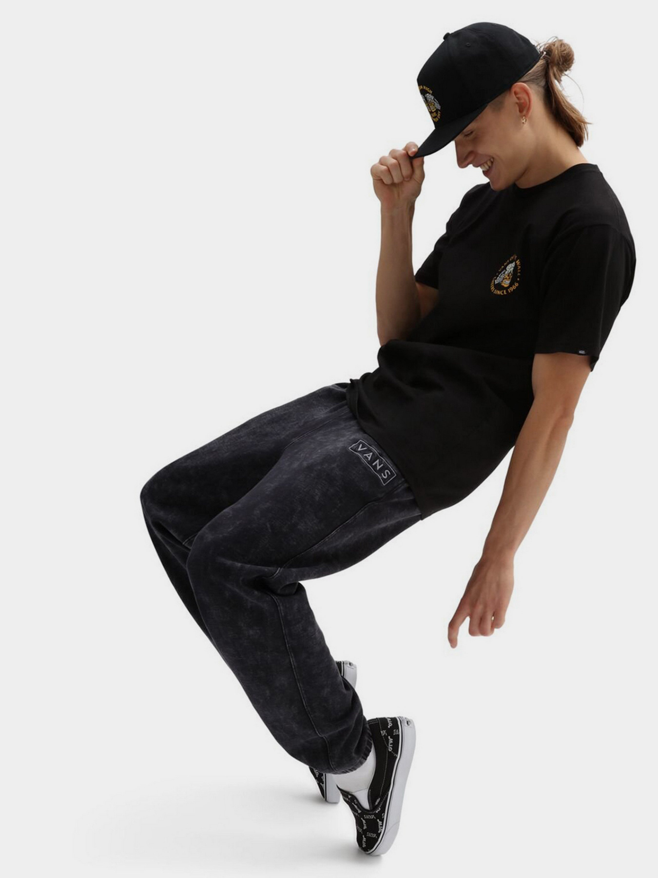 Штаны спортивные Vans Mineral Wash модель VN0A7S53BLK1 Фото