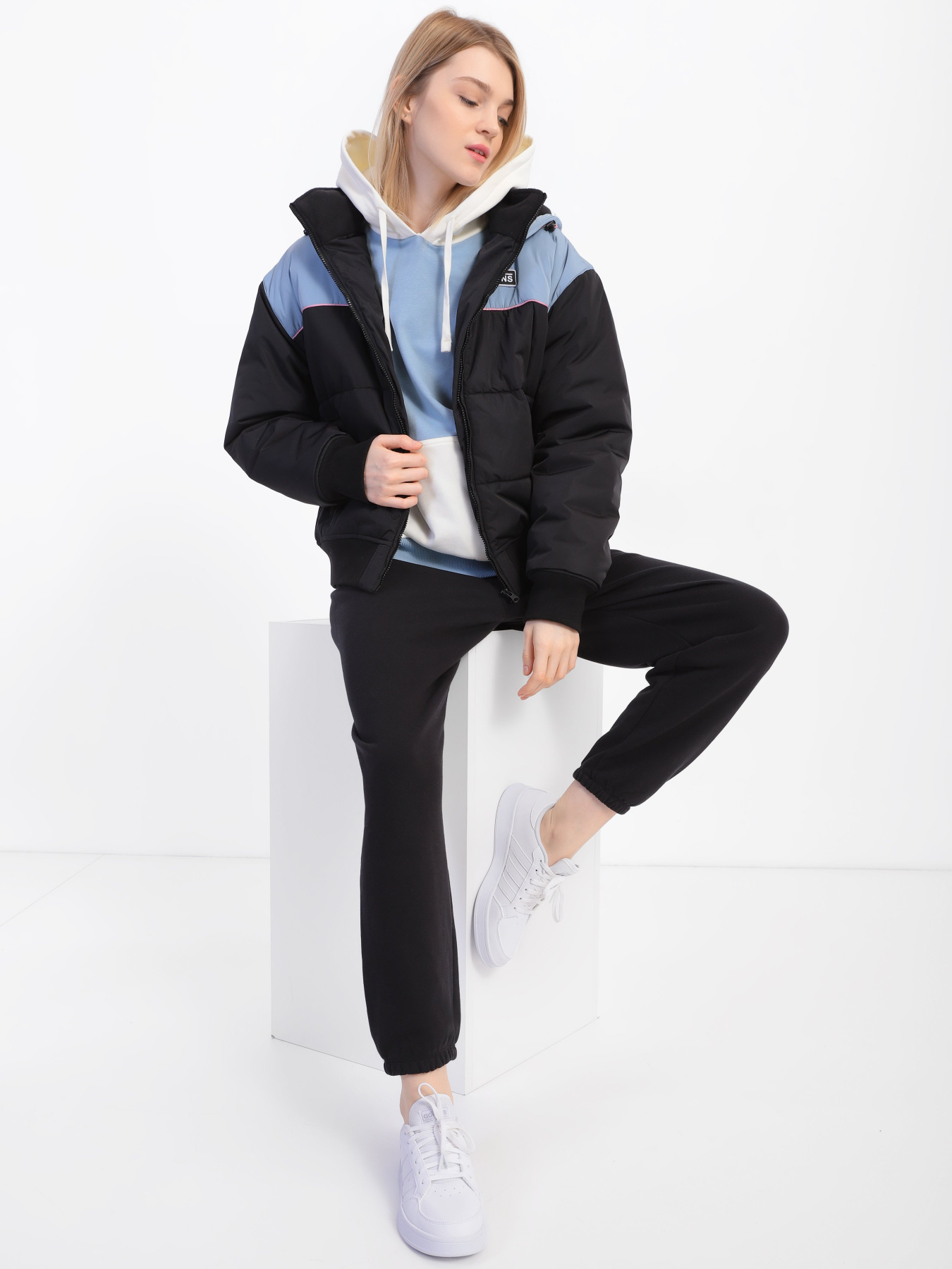 Демісезонна куртка Vans Hard Rain модель VN0A7ROCBLK1 Фото