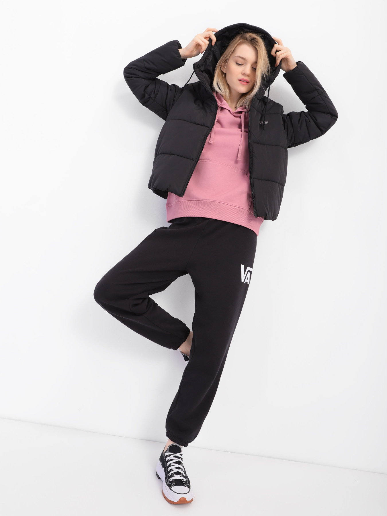 Демісезонна куртка Vans Short Puffer 2 модель VN0A4B8MBLK1 Демісезонна куртка Vans Short Puffer 2 модель VN0A4B8MBLK1 Фото