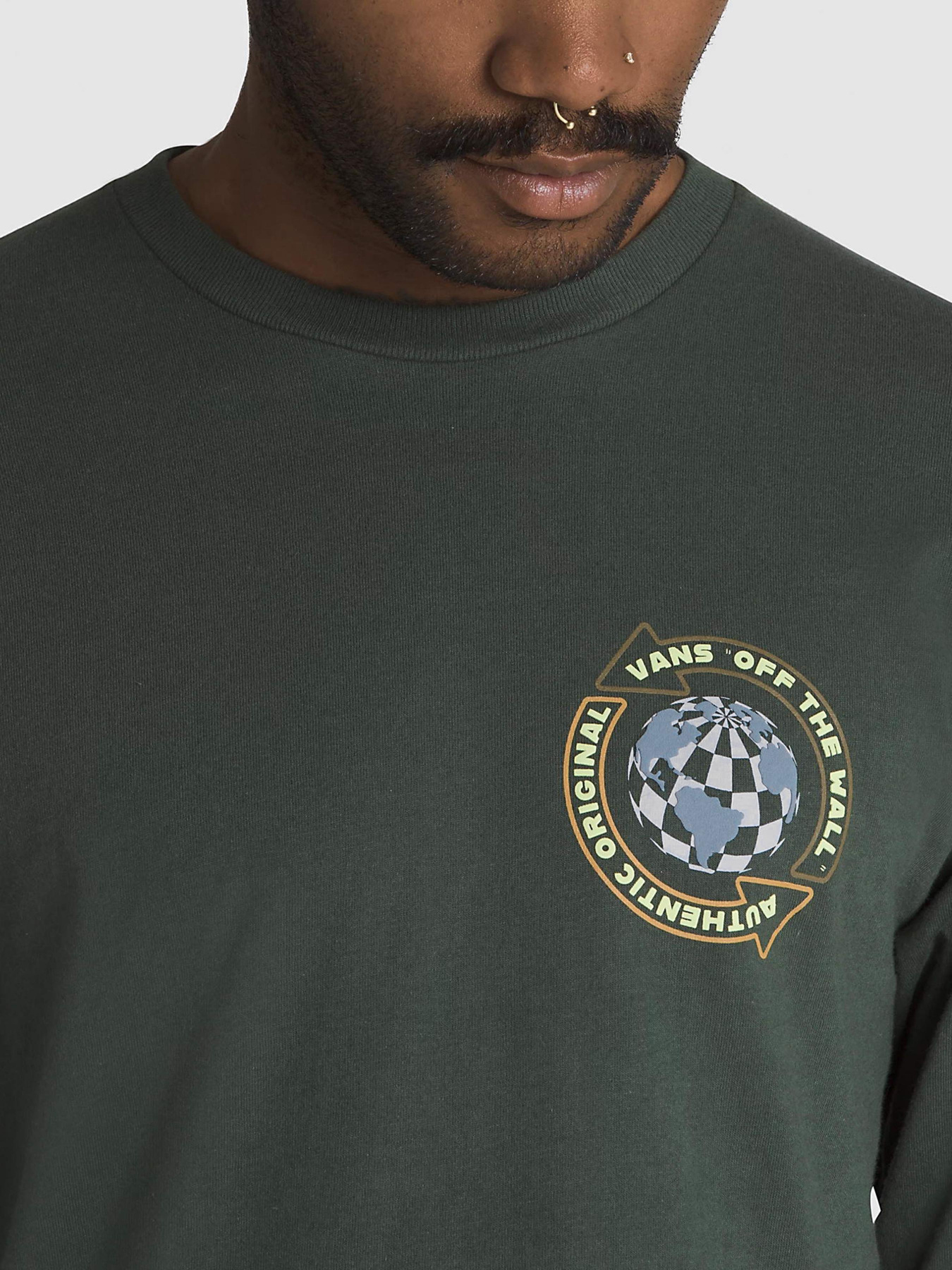 Лонгслів Vans Globe Circle модель VN000F3SBZ01 Лонгслів Vans Globe Circle модель VN000F3SBZ01 Фото