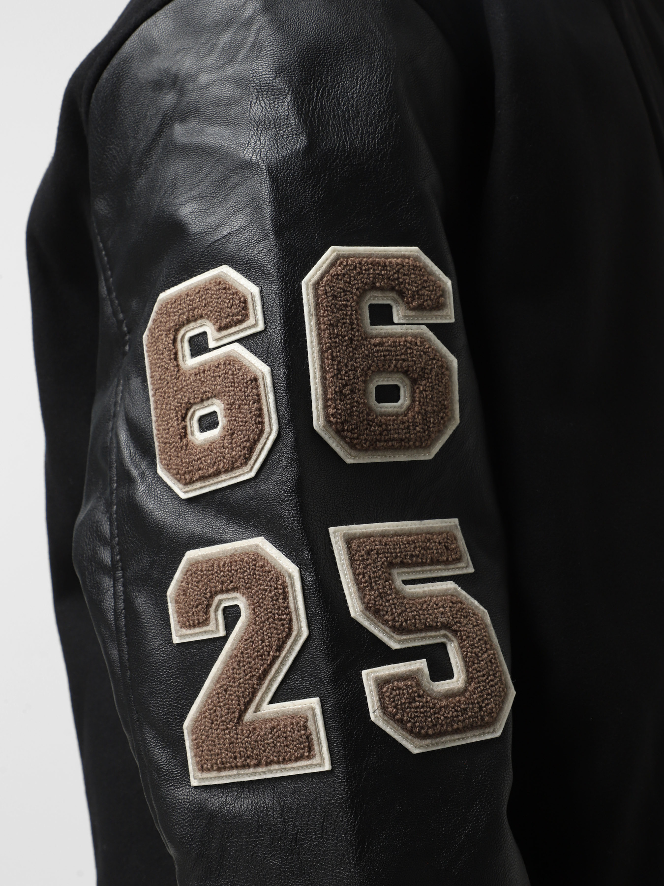 Бомбер Vans LX Tour модель VN000MDKBLK1 Фото