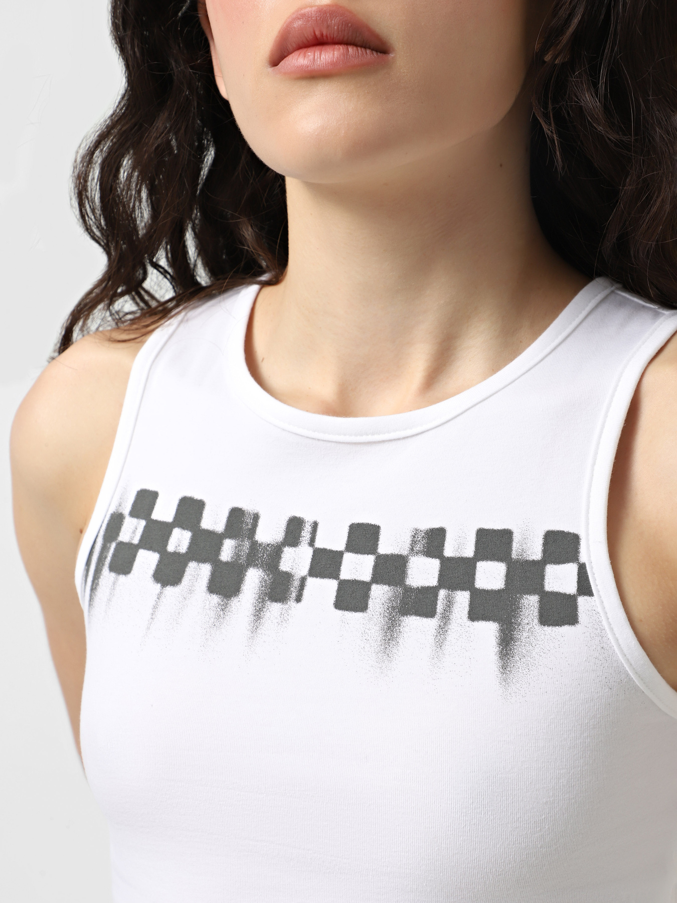Майка Vans Check Wash Fitted Crop Tank модель VN000MC0WHT1 Фото
