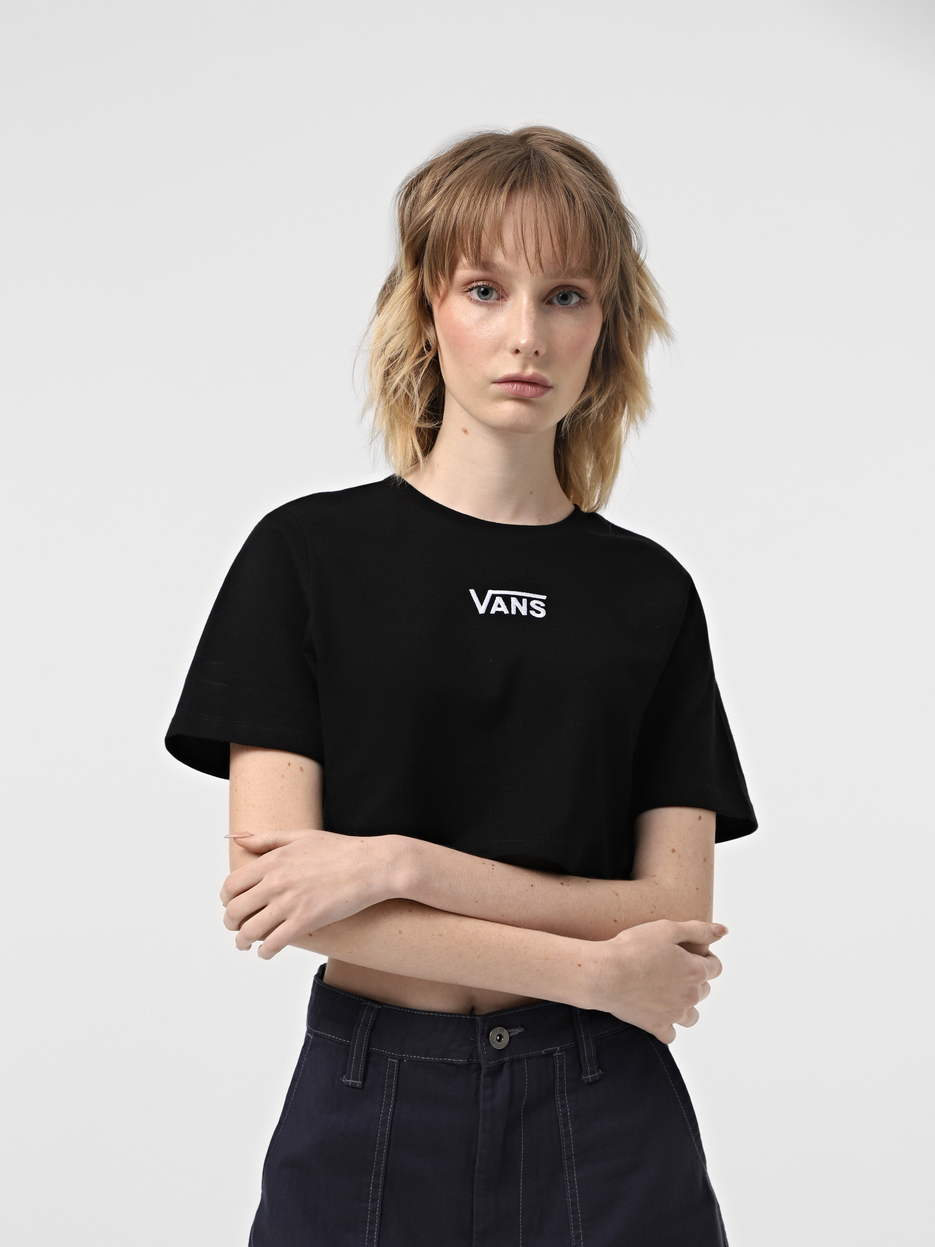 Футболка Vans Flying V Crew Crop Ii модель VN000GFFBLK1 Футболка Vans Flying V Crew Crop Ii модель VN000GFFBLK1 Фото