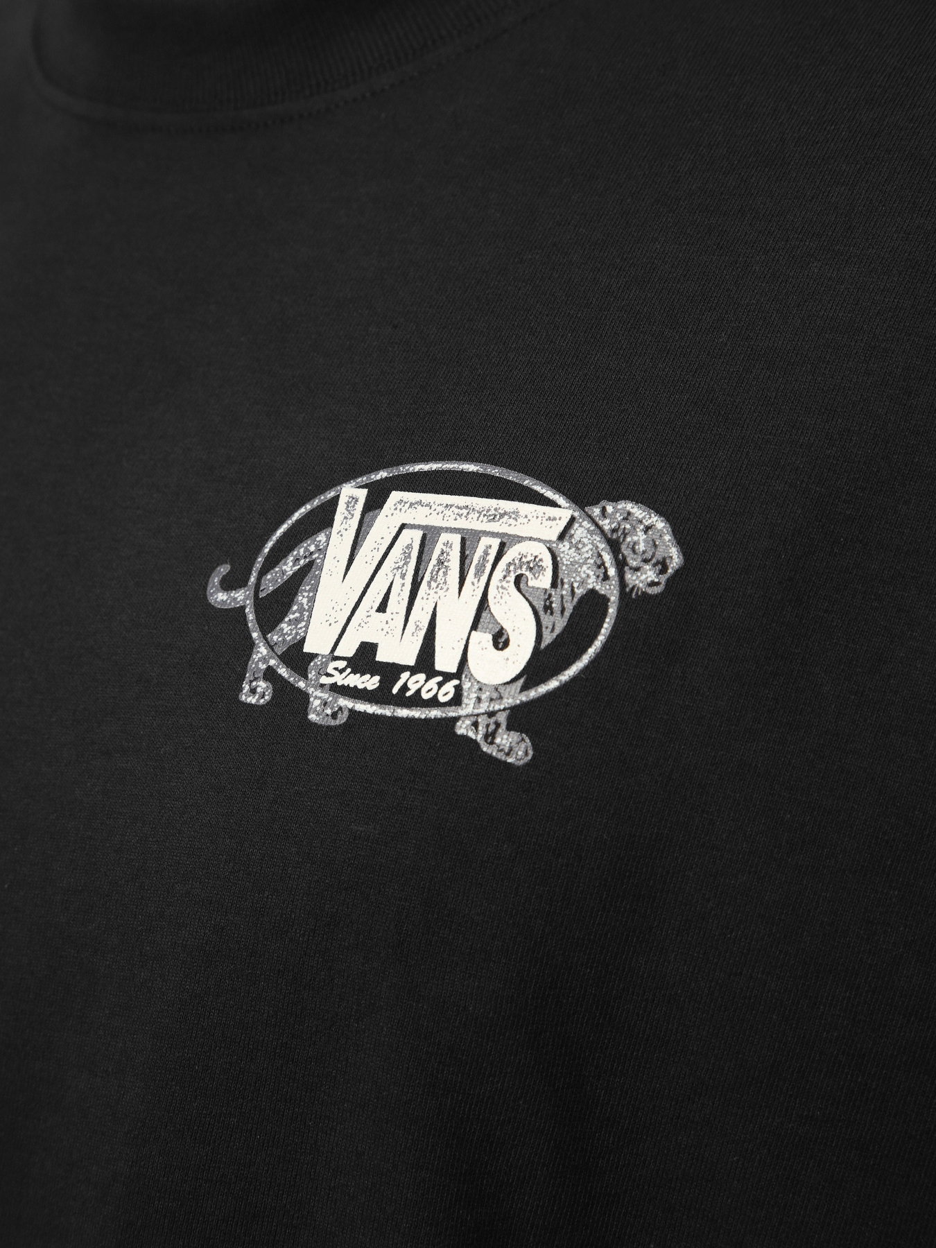 Футболка Vans AWAKEN TIGER SS TEE модель VN000XHTBLK1 Футболка Vans AWAKEN TIGER SS TEE модель VN000XHTBLK1 Фото
