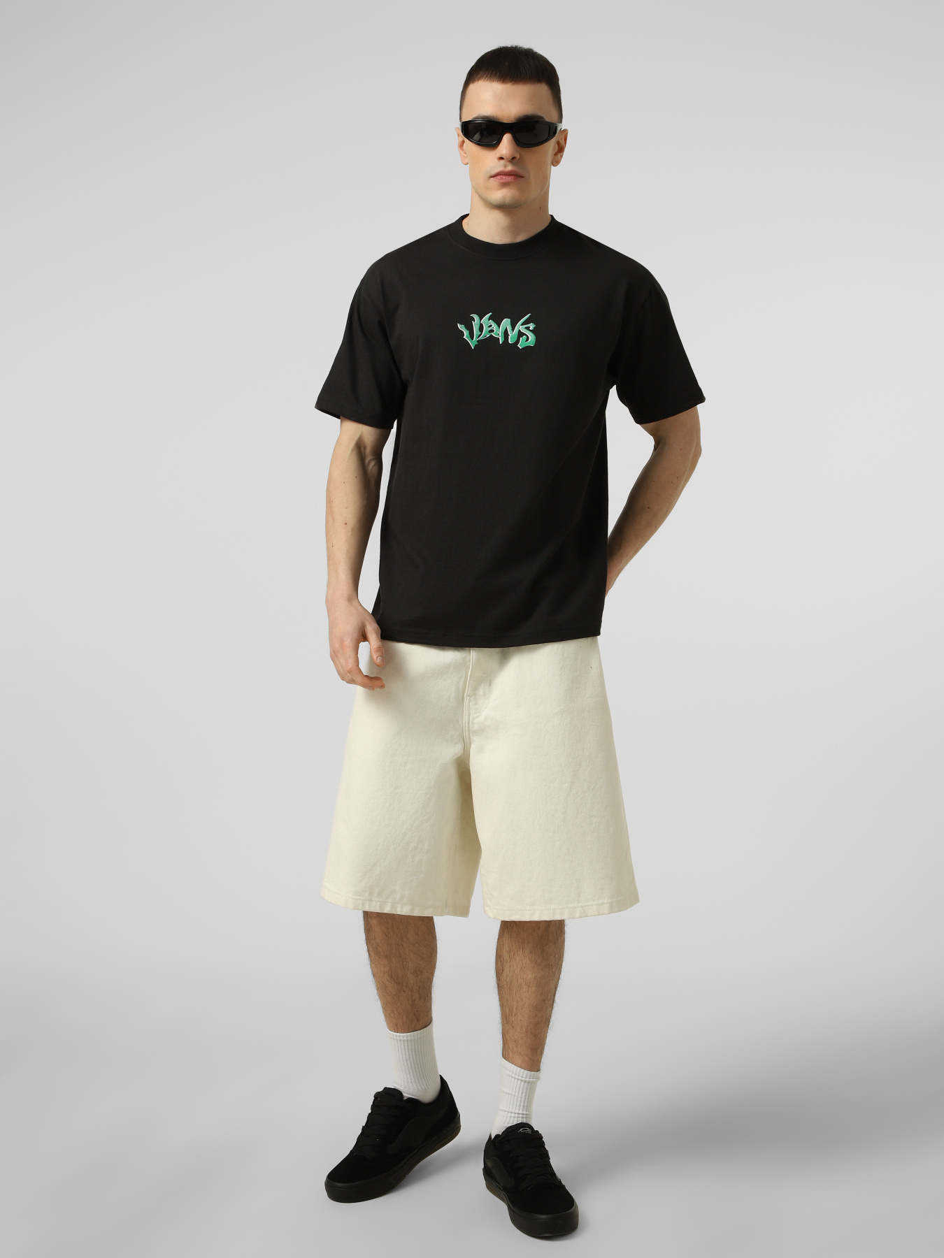 Футболка Vans WILD CIRCLE SS TEE модель VN000SY0BLK1 Футболка Vans WILD CIRCLE SS TEE модель VN000SY0BLK1 Фото