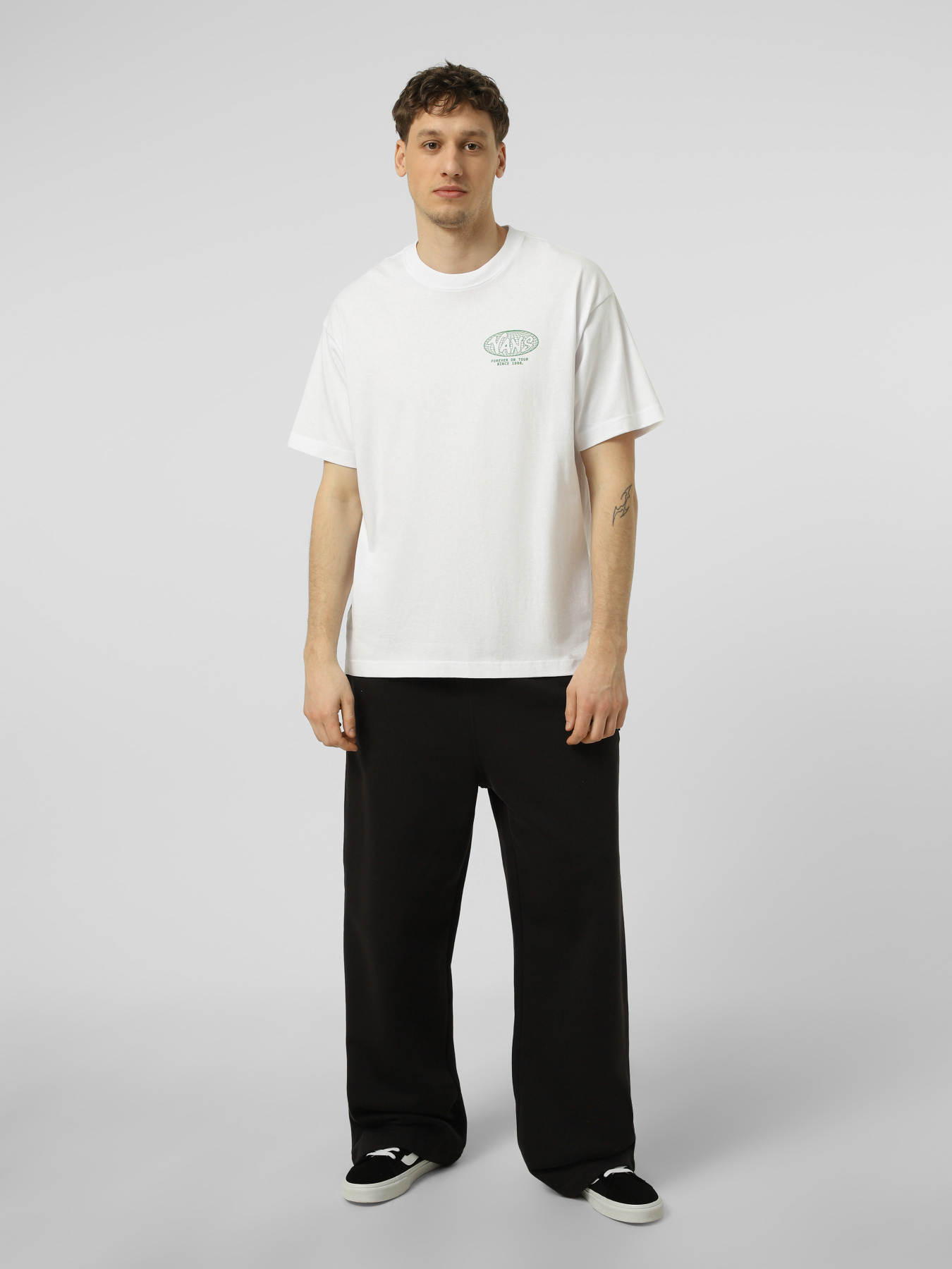 Футболка Vans WORLD TOUR LOOSE SS TEE модель VN000VY8WHT1 Футболка Vans WORLD TOUR LOOSE SS TEE модель VN000VY8WHT1 Фото