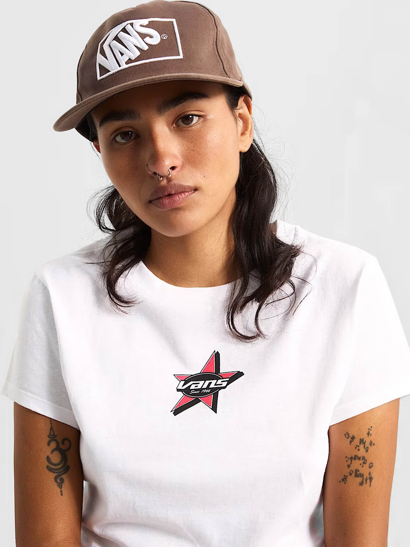 Футболки и поло Vans STARMARKED SS BABY TEE модель VN000SWBWHT1 Фото
