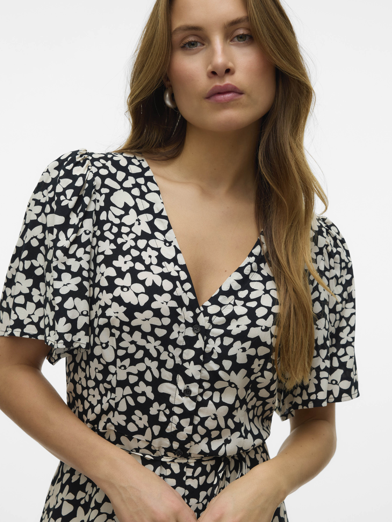 Сукні Vero Moda ALBA SS CALF DRESS модель 10330301_Black Sussie Snow White Фото