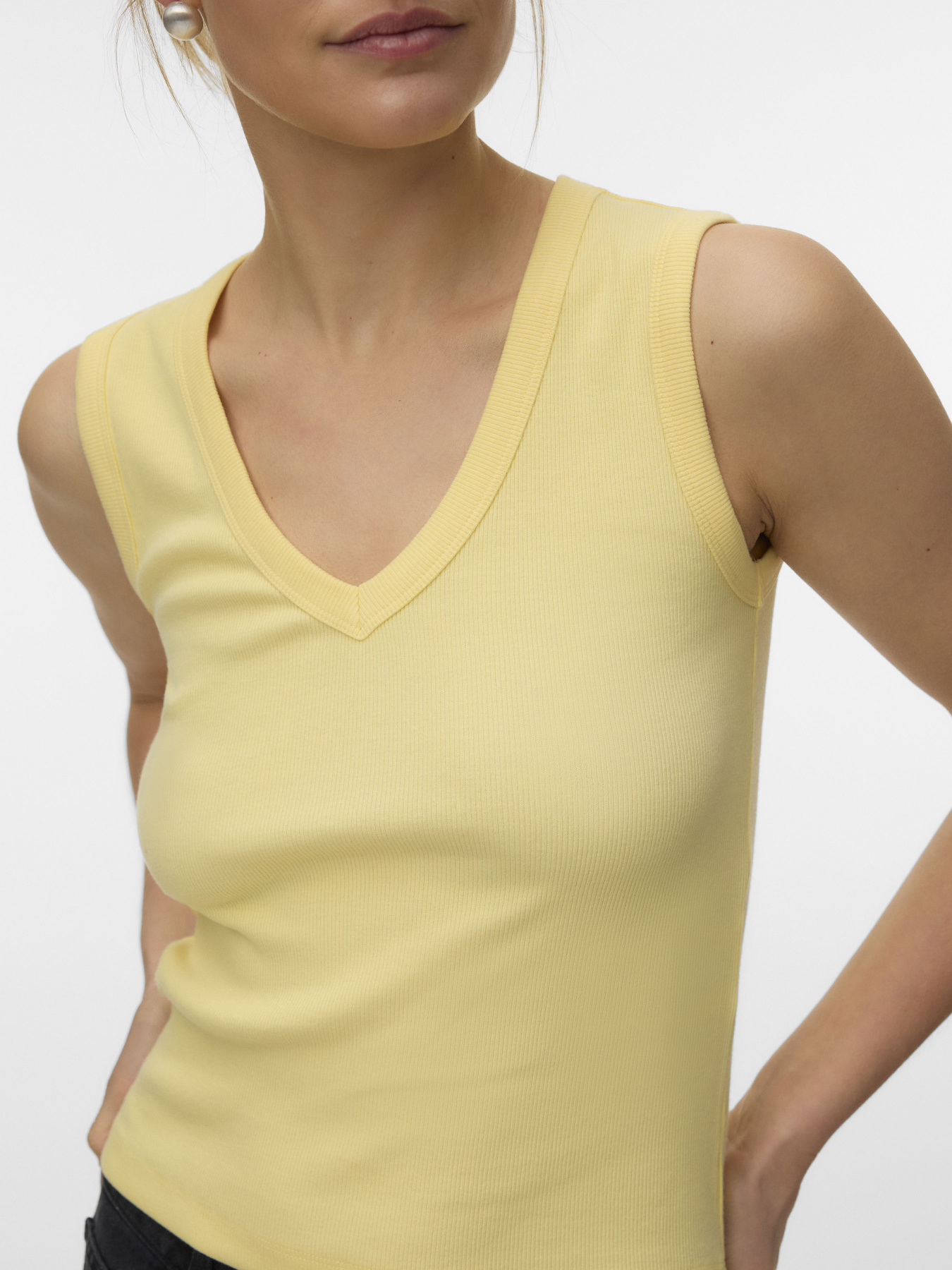 Футболки и поло Vero Moda CHLOE SHORT DEEP V-NECK TOP модель 10342916_Lemon Meringue Фото