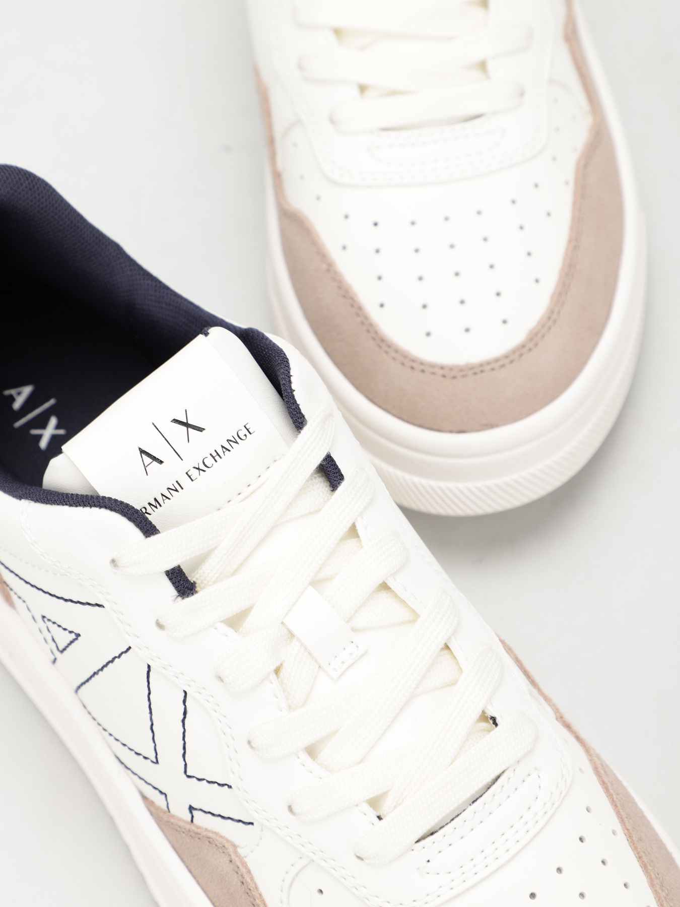 Кроссовки Armani Exchange модель XDX103-XV579-S030 Фото