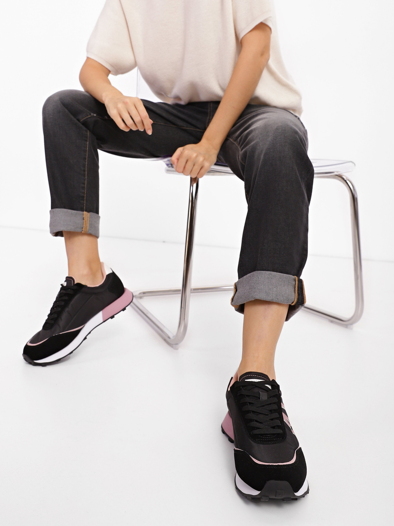 Кроссовки Armani Exchange модель XDX109-XV588-K700 Фото