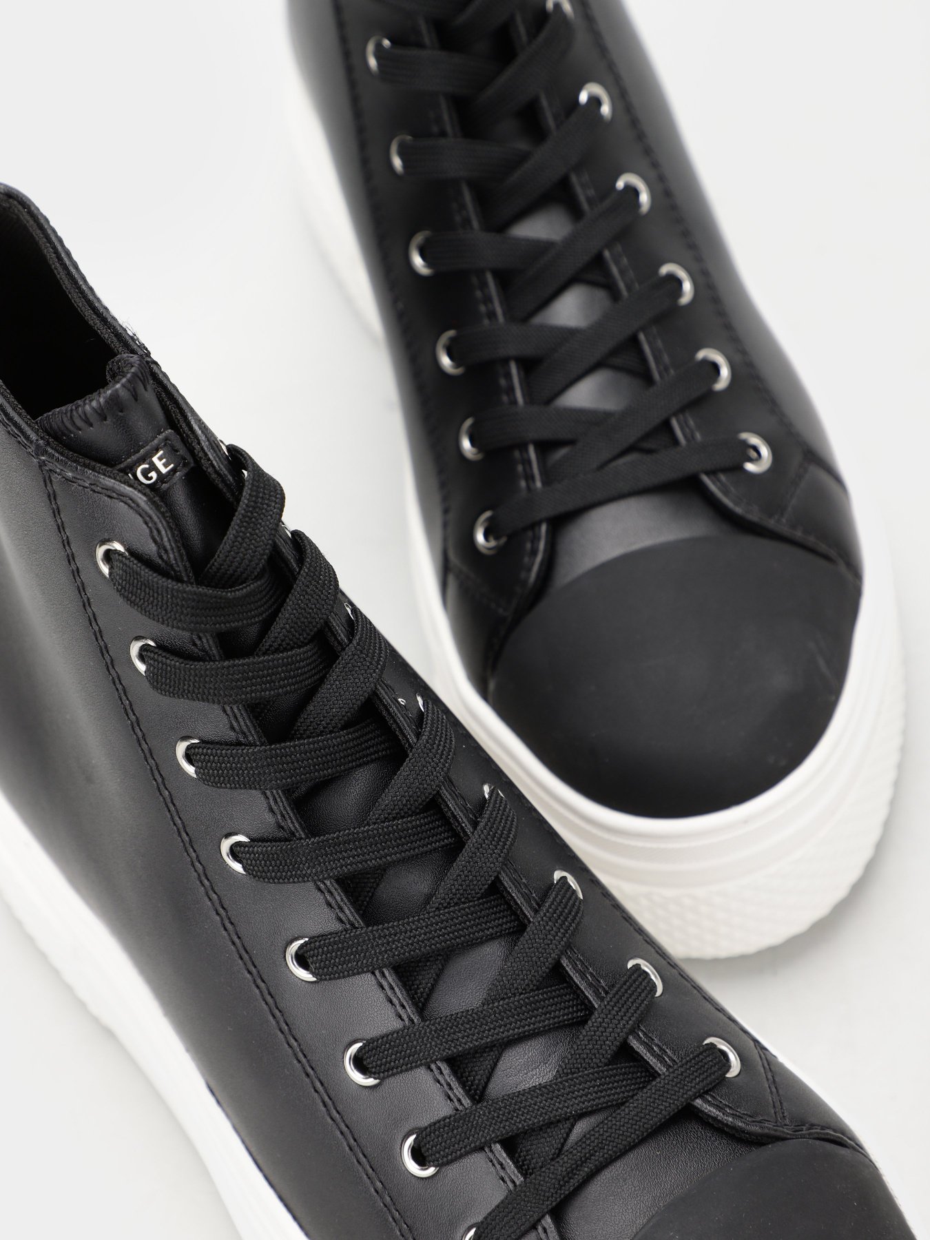 Ботинки Armani Exchange модель XDZ021-XV571-N642 Фото