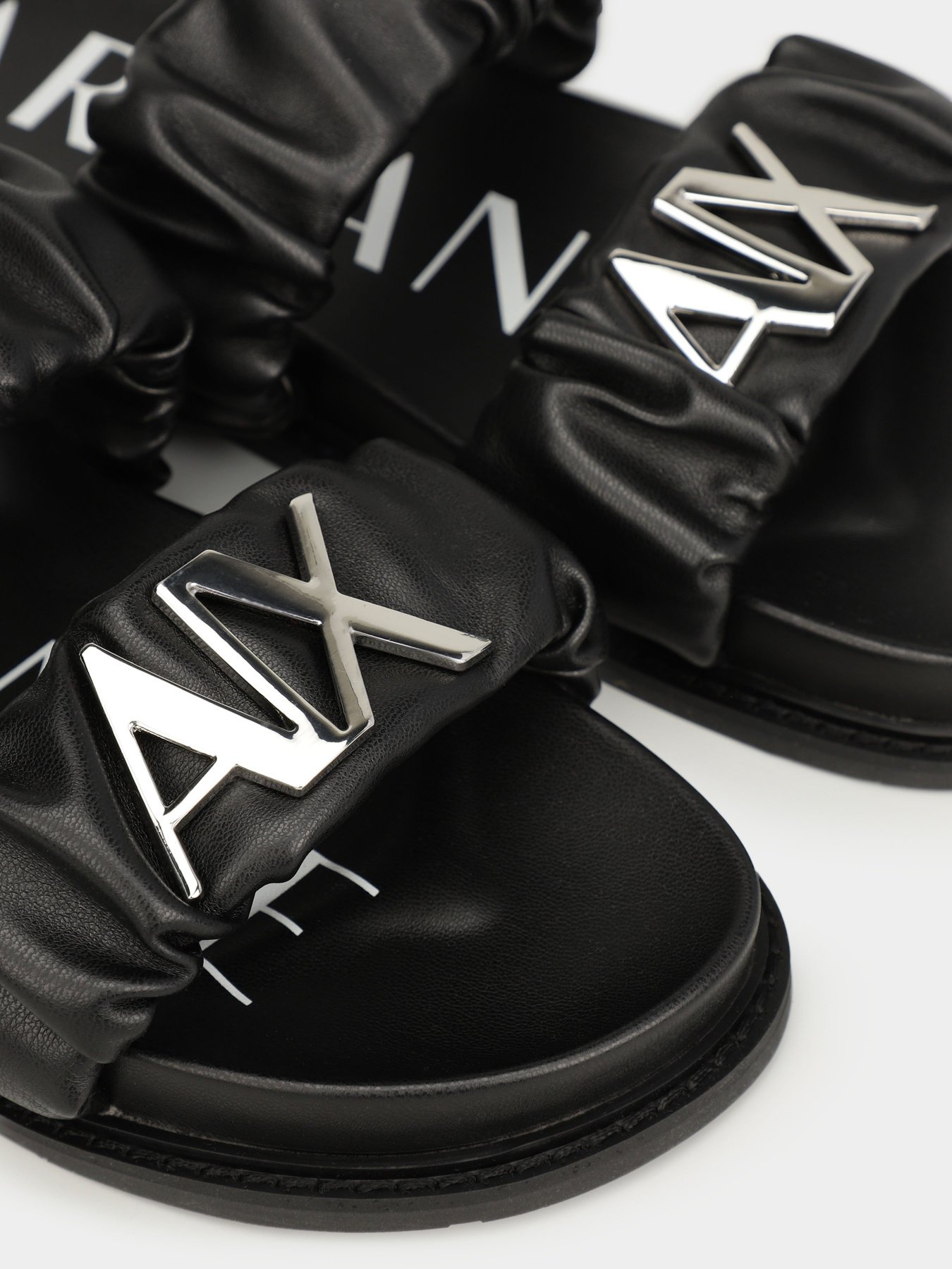 Шлепанцы Armani Exchange модель XDP040-XV705-N763 Фото
