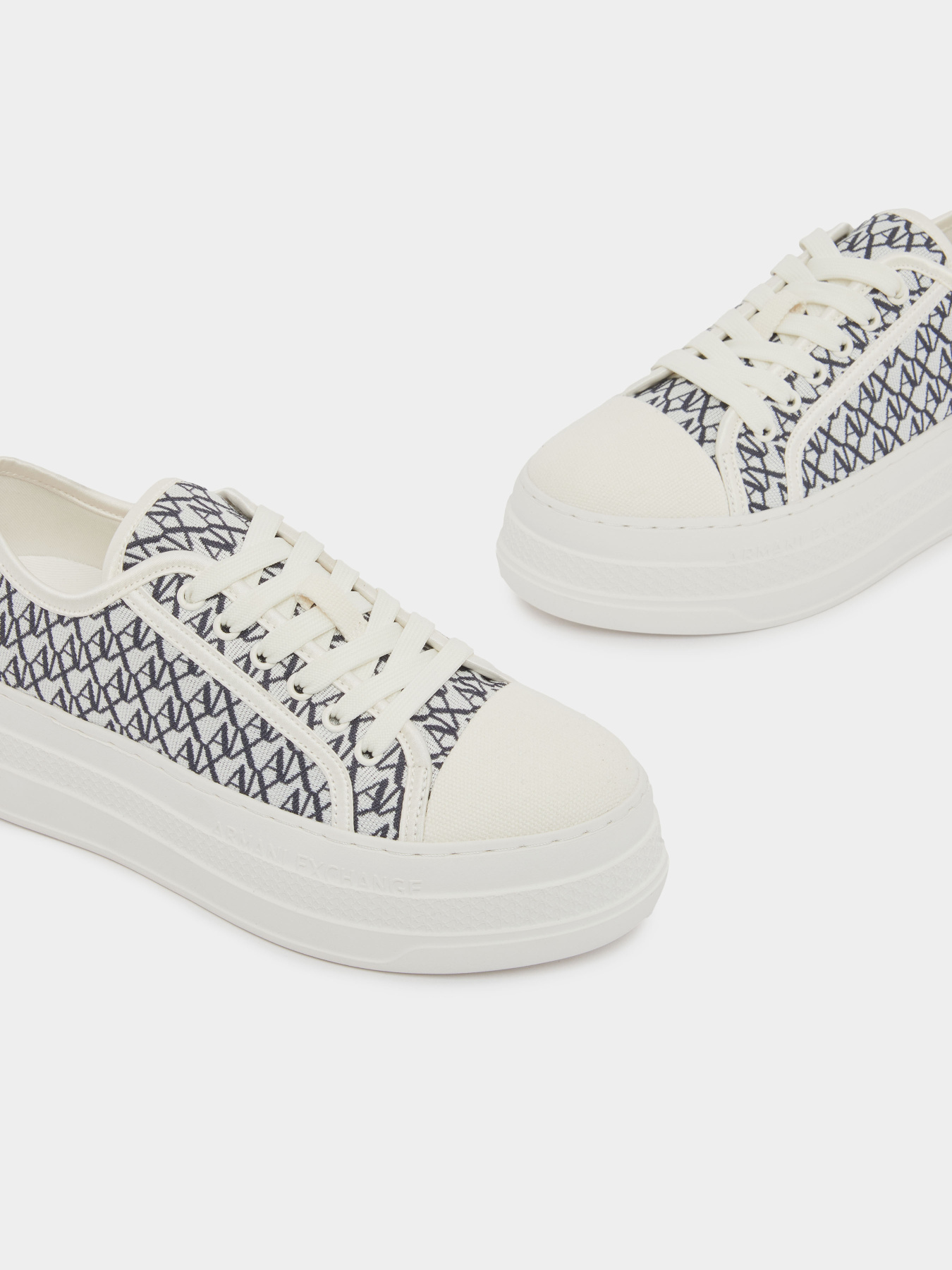 Кеди низькі Armani Exchange модель XW002786-AF23055-MZ266 Фото