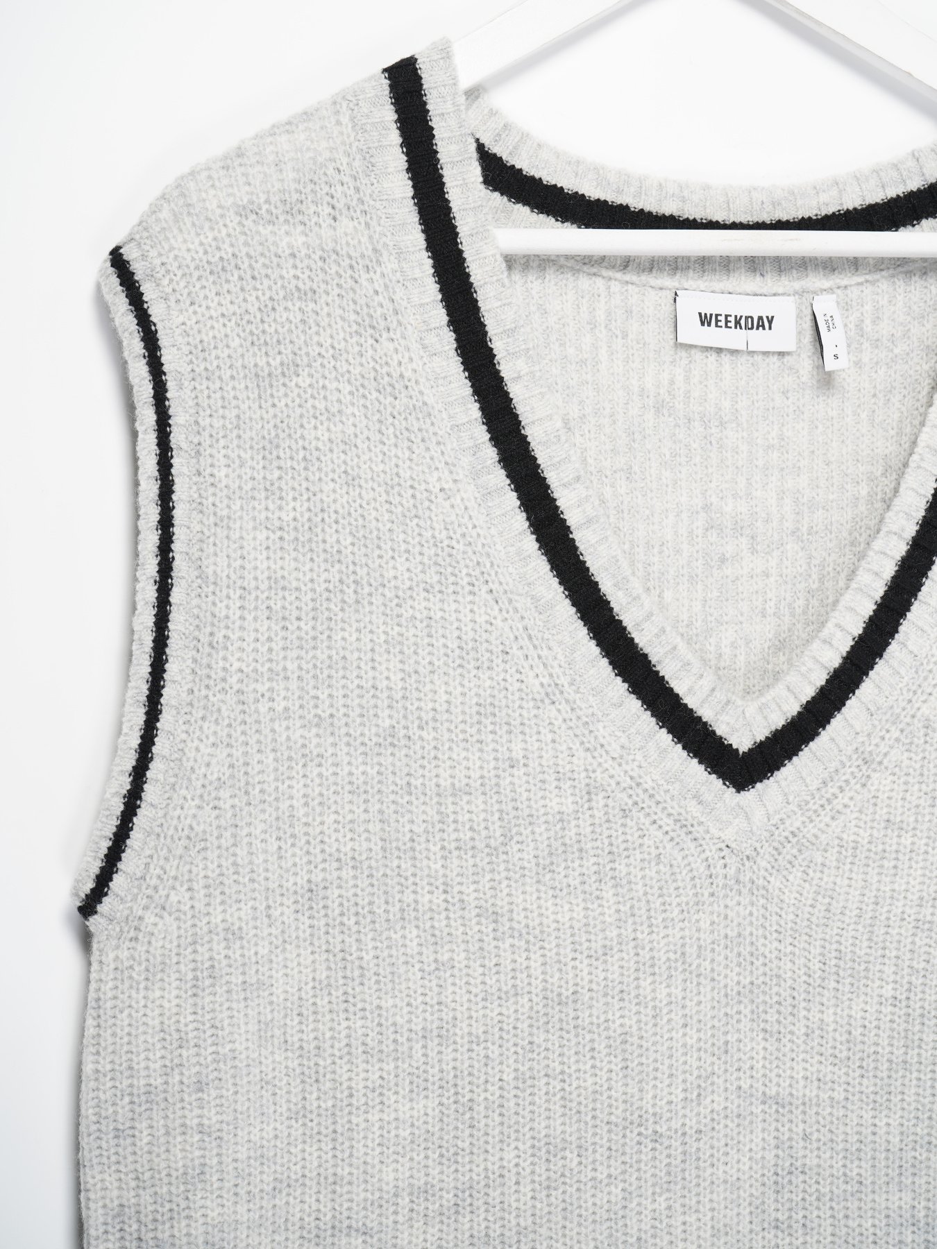 Жилет Weekday модель 0961607_сірий з чорним Фото