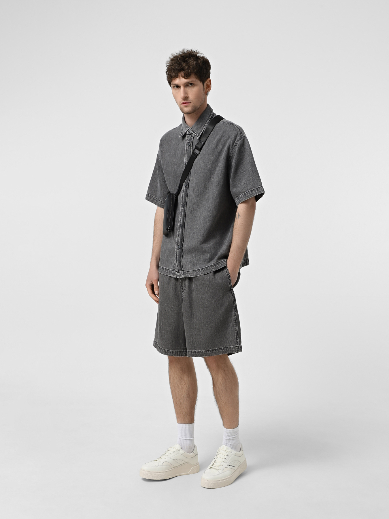 Шорти джинсові Armani Exchange модель XM000623-AF14943-M8088 Фото