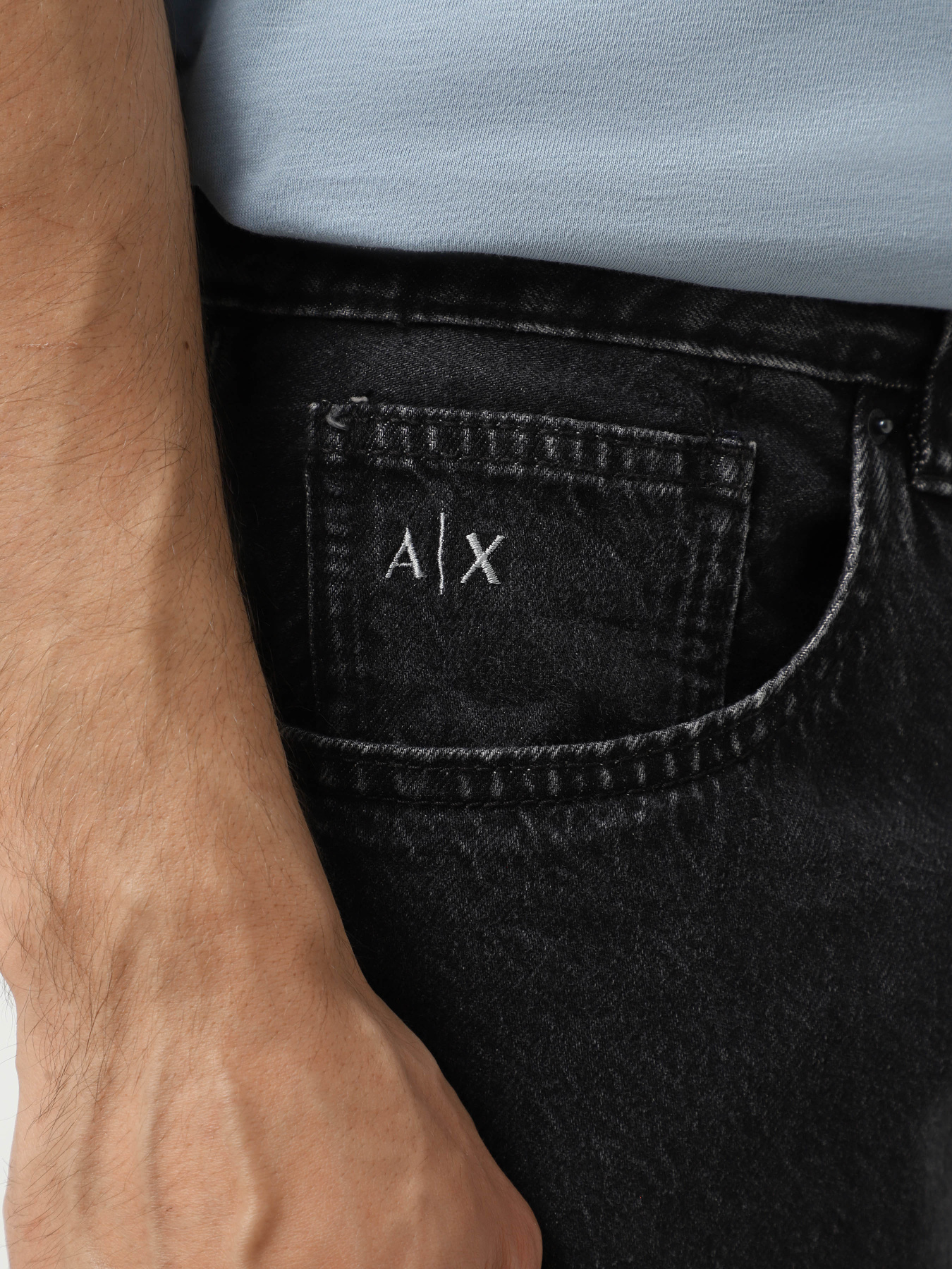 Зауженные джинсы Armani Exchange модель XM000049-AF13366-M8001 Зауженные джинсы Armani Exchange модель XM000049-AF13366-M8001 Фото