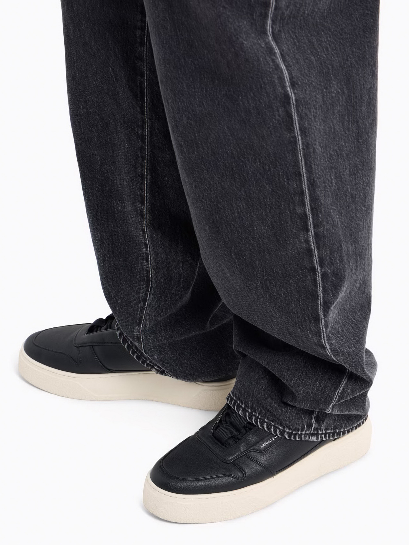 Широкі джинси Armani Exchange модель XM000076-AF13366-M8001 Фото