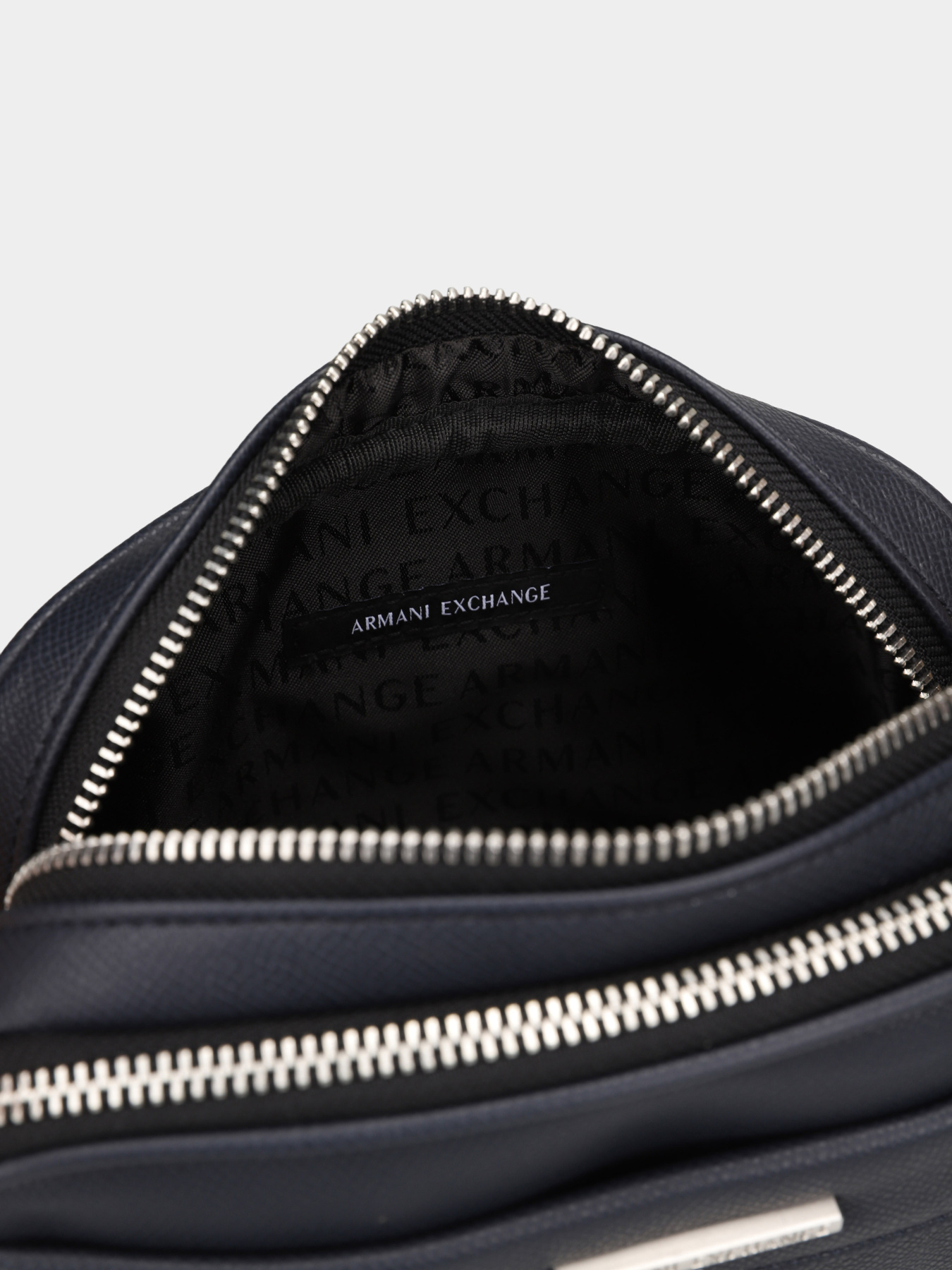 Кросс-боди Armani Exchange модель XM002038-AF19931-UB100 Фото