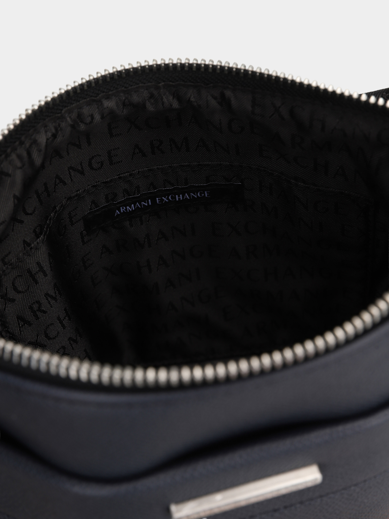 Мессенджер Armani Exchange модель XM002039-AF19931-UB100 Фото