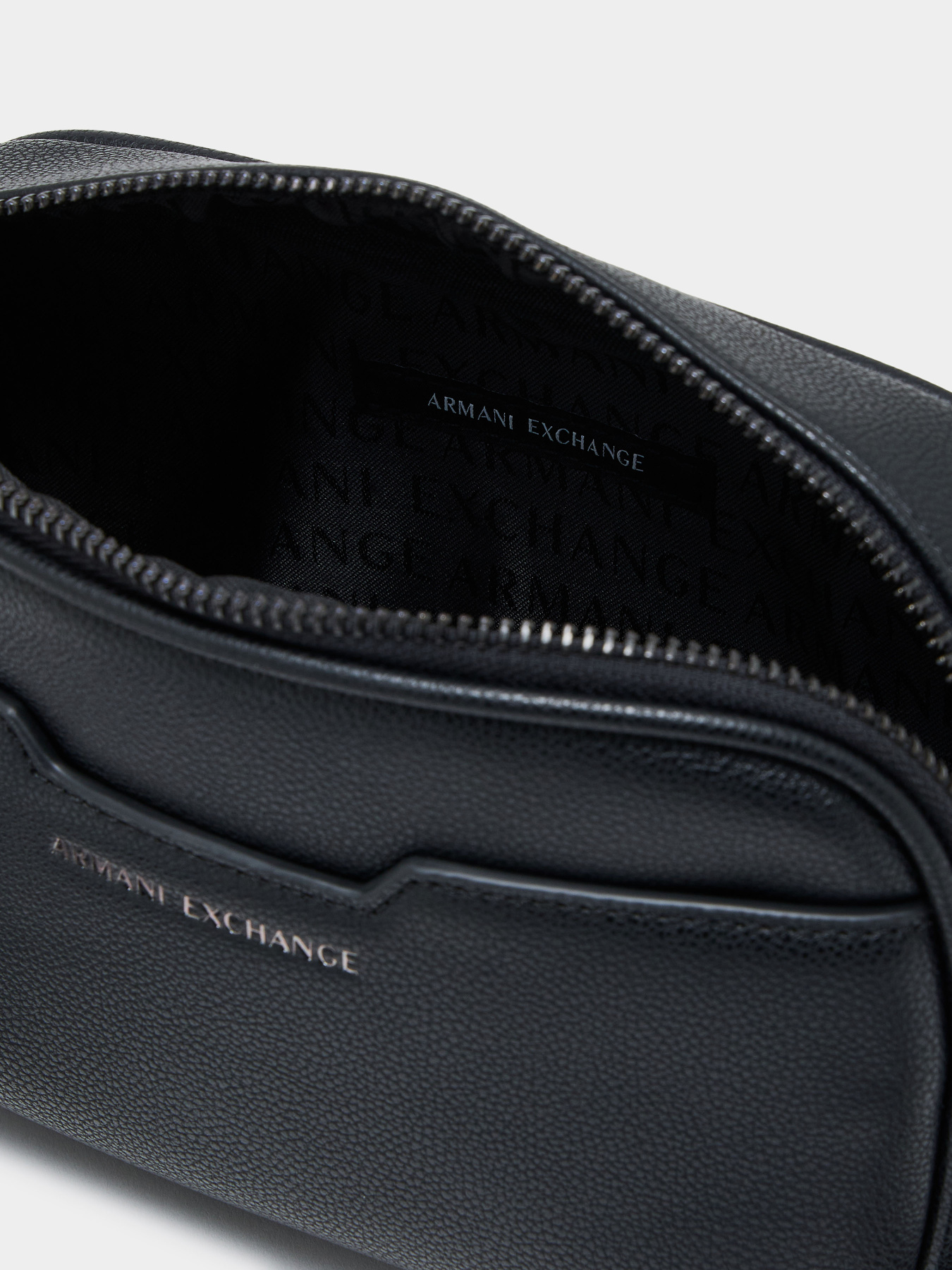 Кросс-боди Armani Exchange модель XM002583-AF22651-UC001 Кросс-боди Armani Exchange модель XM002583-AF22651-UC001 Фото