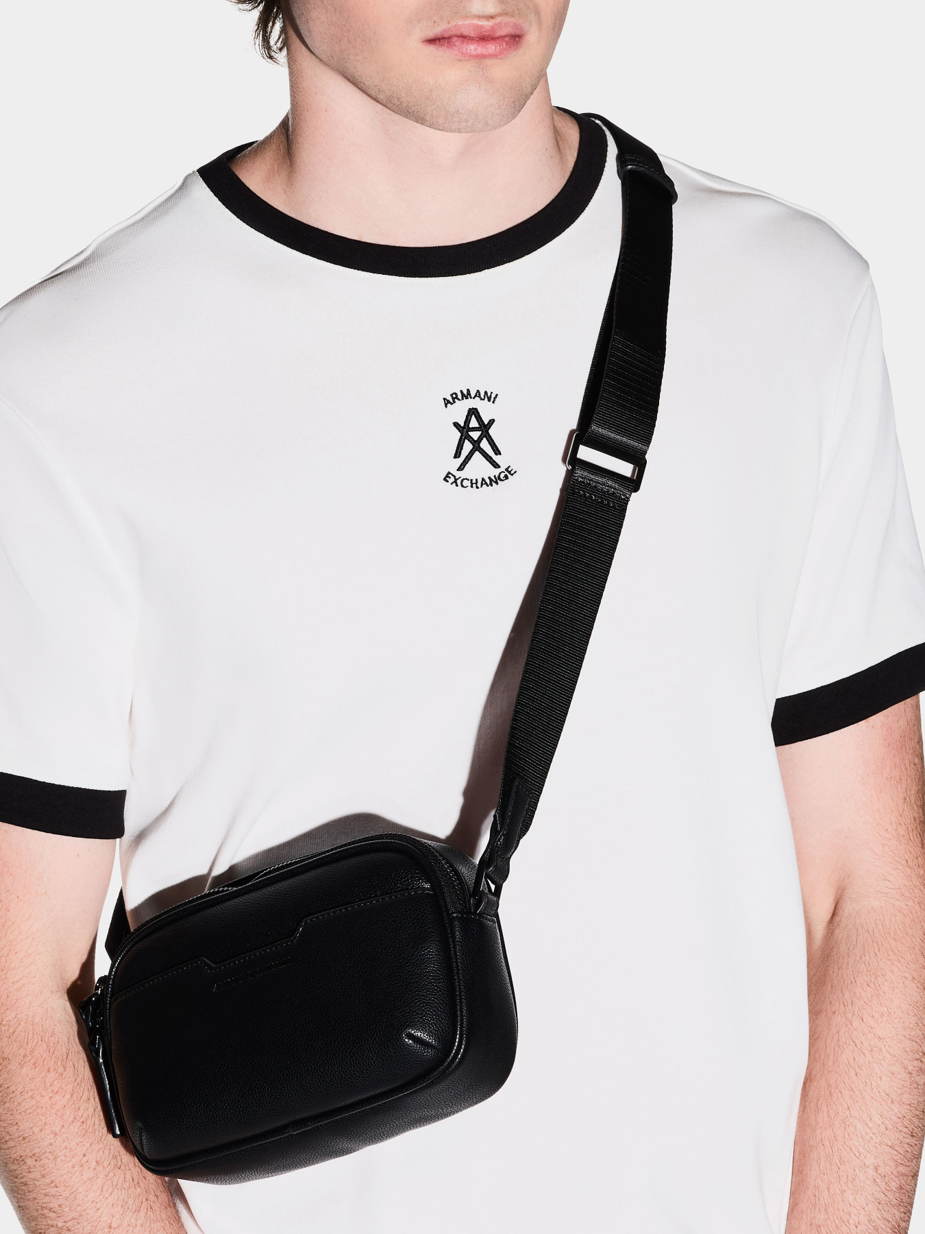 Кросс-боди Armani Exchange модель XM002583-AF22651-UC001 Кросс-боди Armani Exchange модель XM002583-AF22651-UC001 Фото