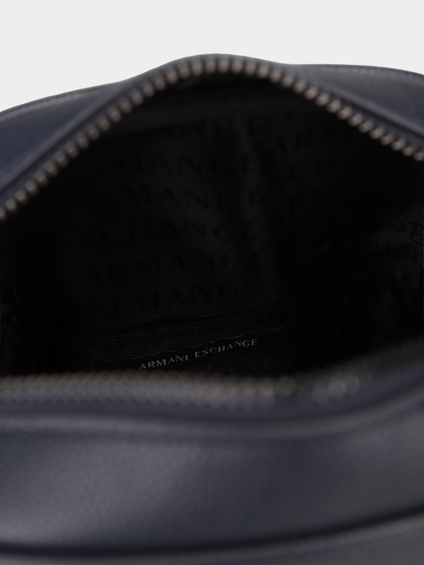 Мессенджер Armani Exchange модель XM002584-AF22651-UB101 Фото