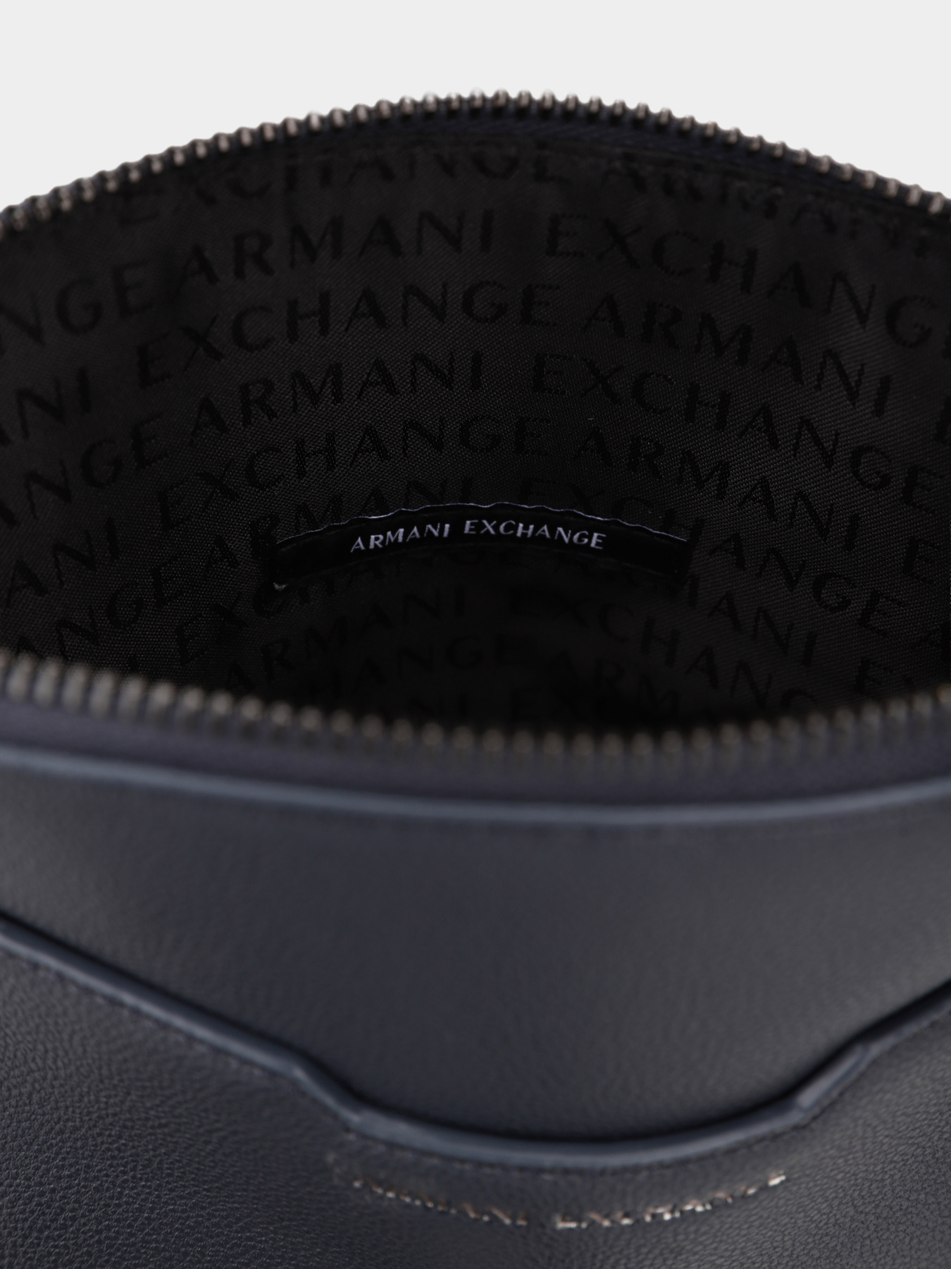 Мессенджер Armani Exchange модель XM002586-AF22651-UB101 Мессенджер Armani Exchange модель XM002586-AF22651-UB101 Фото