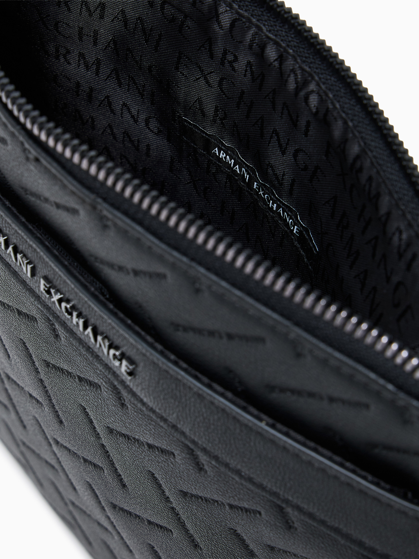 Сумки Armani Exchange модель XM002597-AF22652-UC001 Фото
