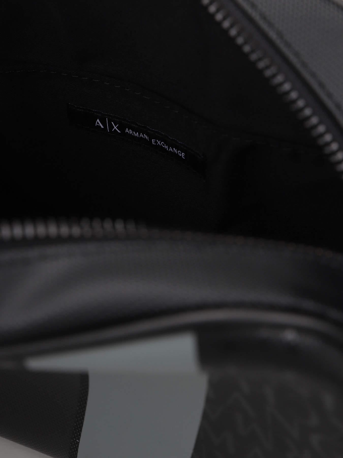 Кросс-боди Armani Exchange модель XM000163-AF11935-MC043 Фото