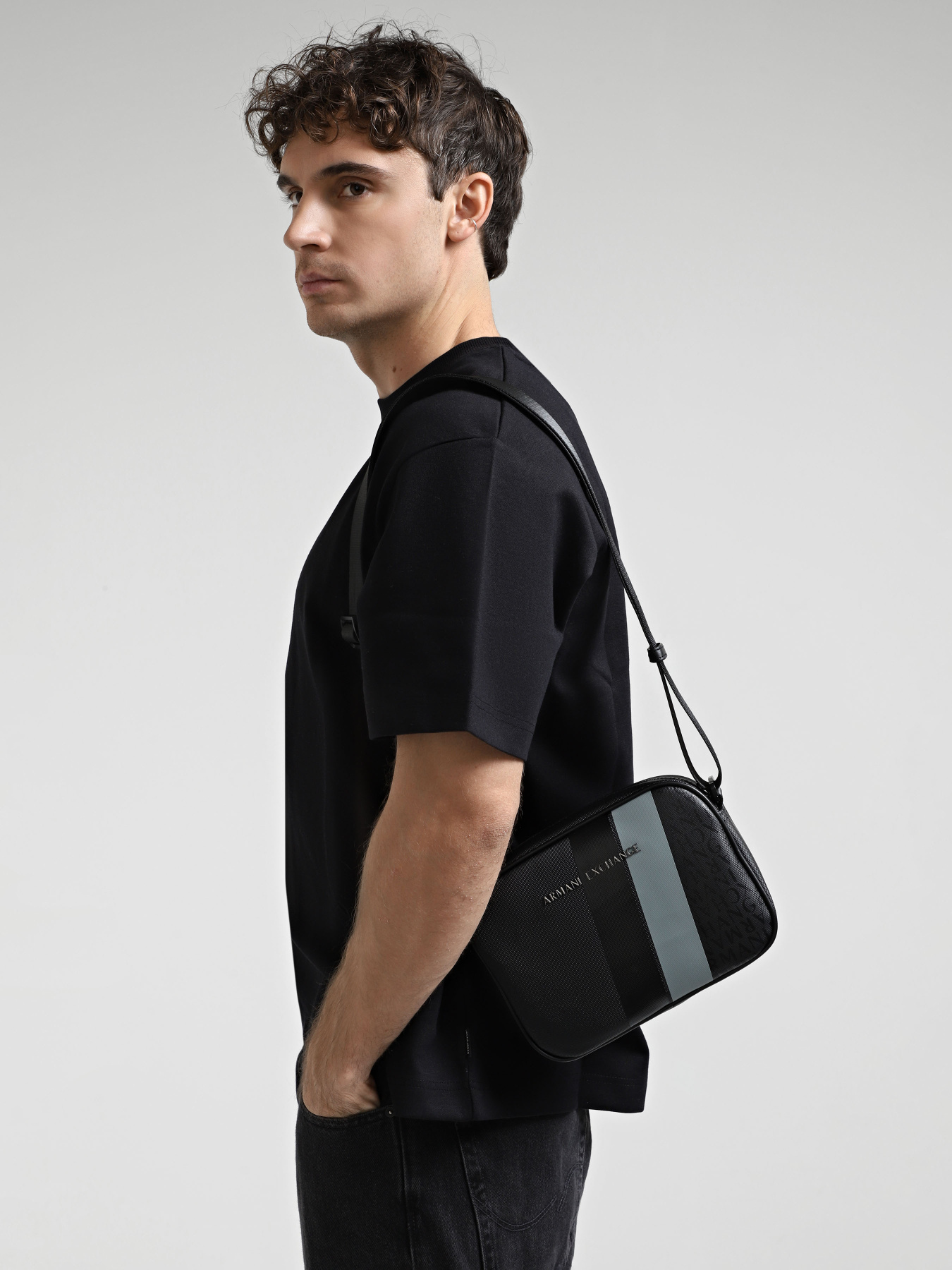 Кросс-боди Armani Exchange модель XM000163-AF11935-MC043 Кросс-боди Armani Exchange модель XM000163-AF11935-MC043 Фото