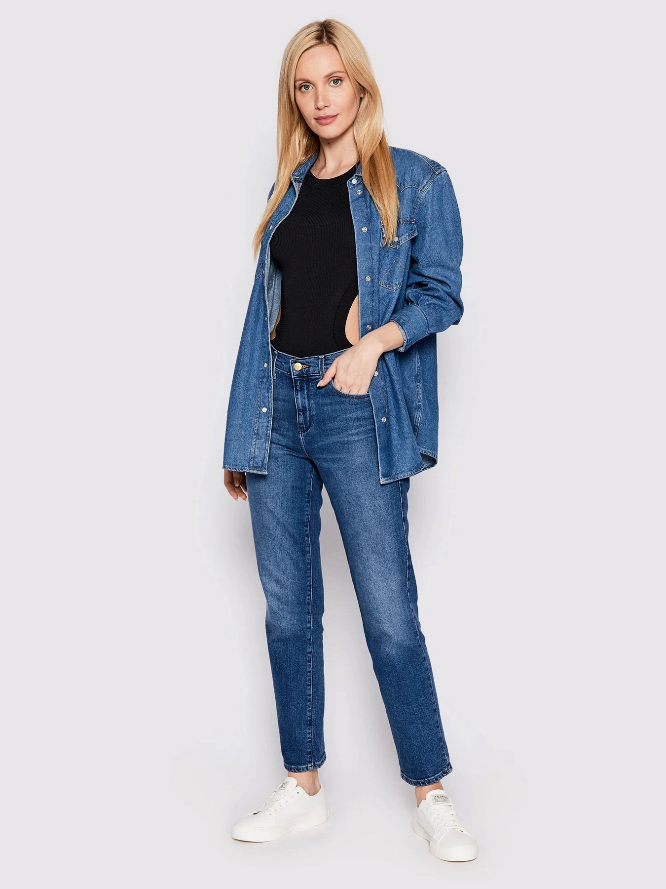 Зауженные джинсы Wrangler Body Bespoke Airblue модель W26RJX38632_32 Фото