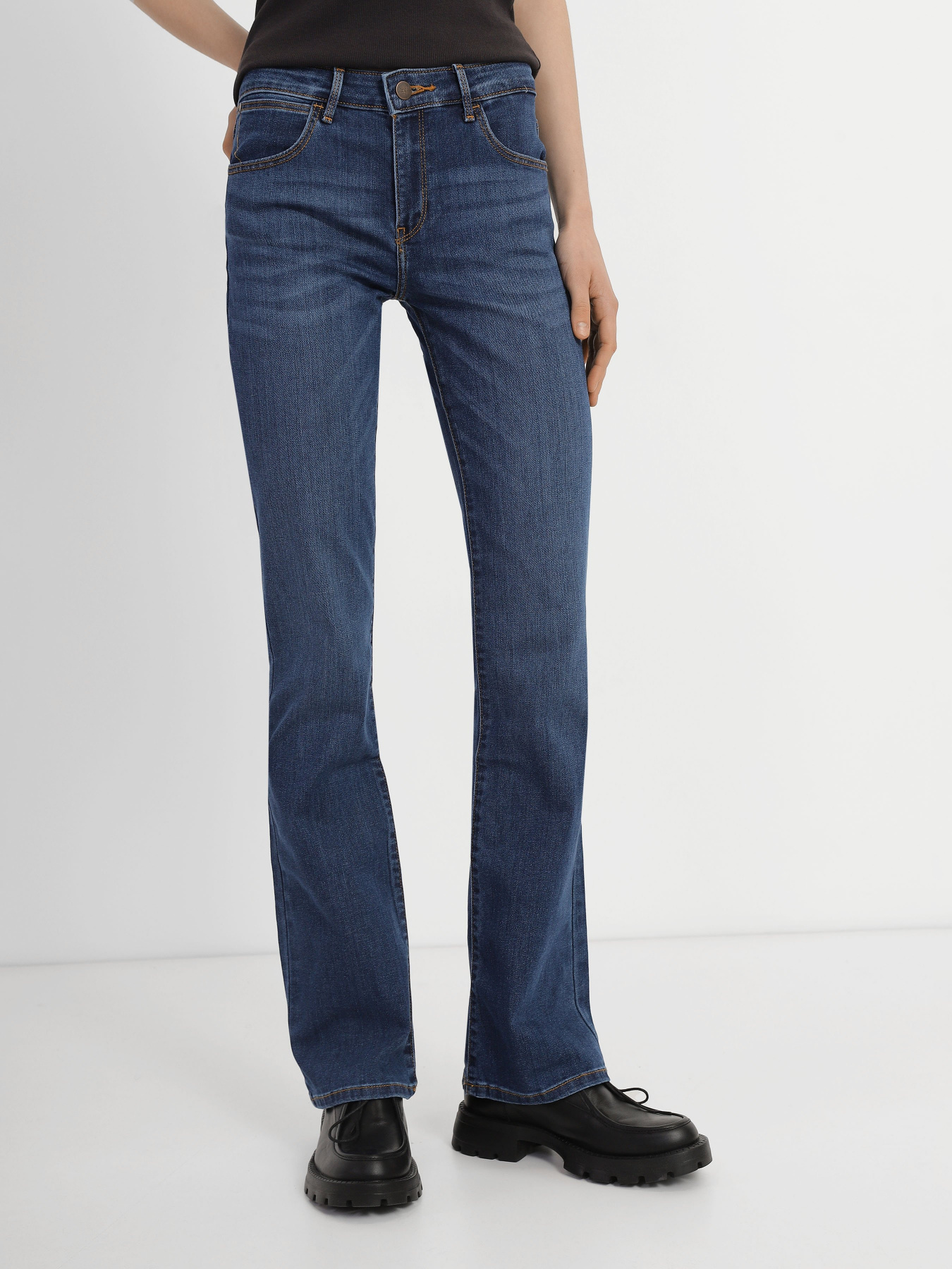 Расклешенные джинсы Wrangler Bootcut модель W28BCK43M_32 Фото