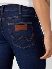 Зауженные джинсы Wrangler Larston модель 112341469 Фото