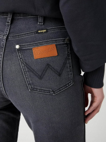 Джинсы мом Wrangler Mom Straight модель 112343581 Фото