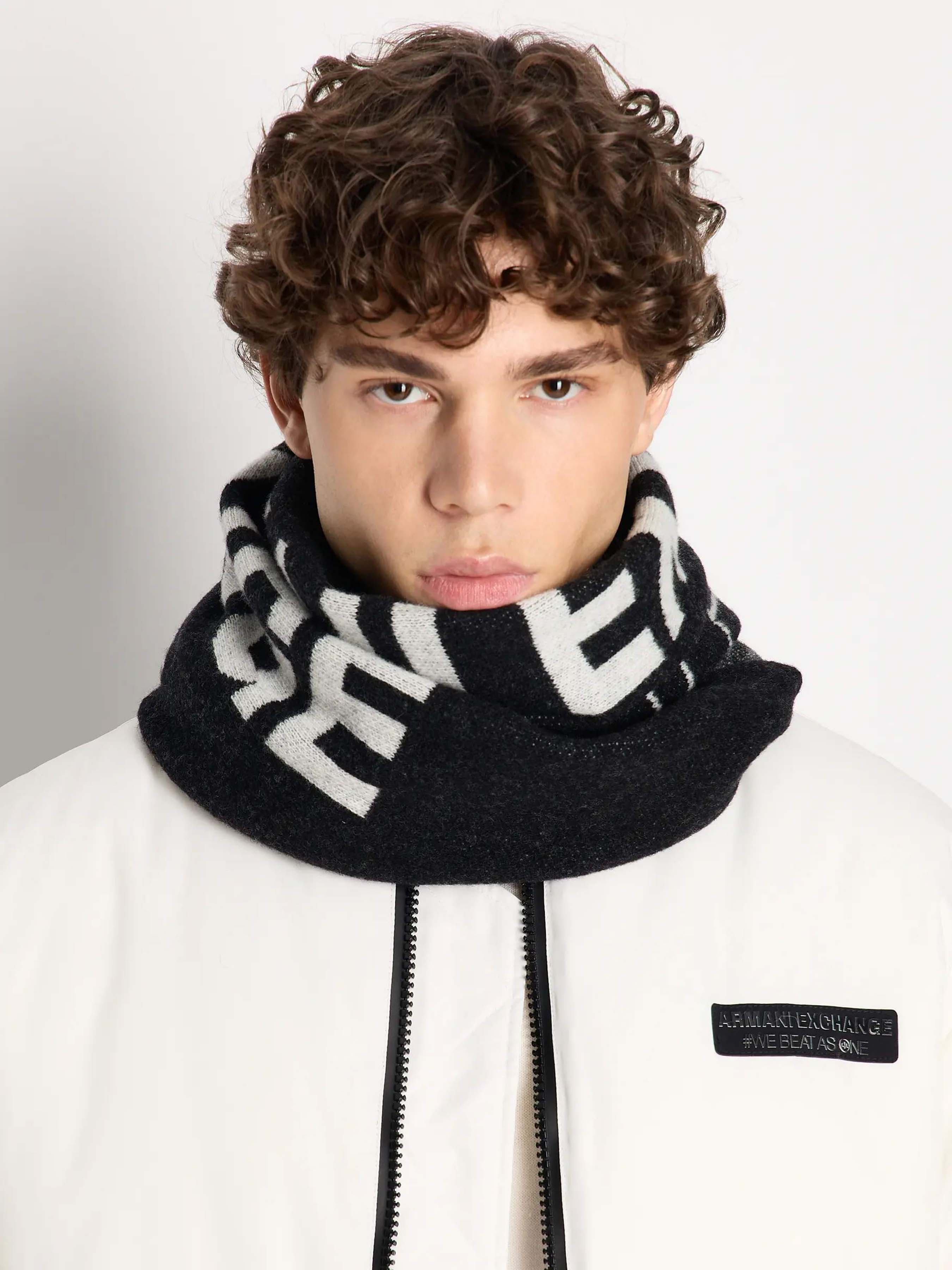 Armani Exchange Шарф (WU1069) Чоловіче колір - Чорний матеріал - Вовна/поліамід