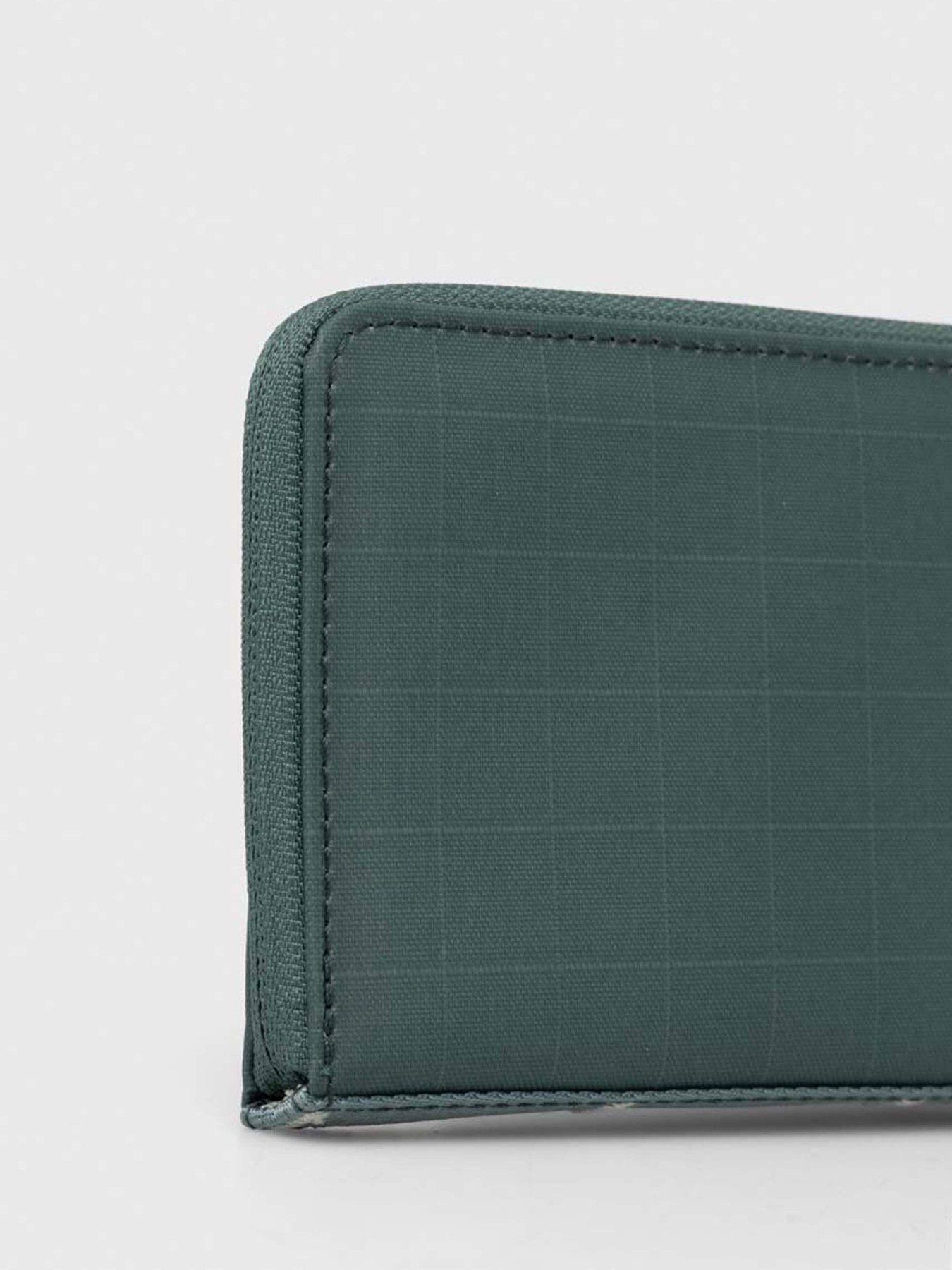 Кошелек The North Face Base Camp Voyager модель NF0A81BKK0O1 Фото