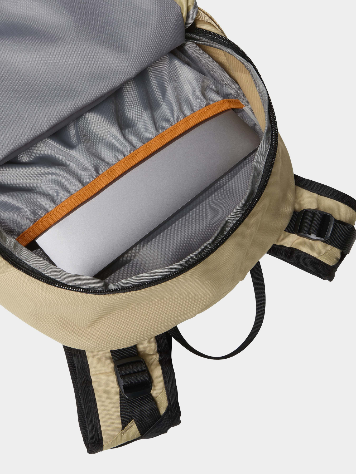 Повседневный рюкзак The North Face Basin 24L модель NF0A52CYSOF1 Повседневный рюкзак The North Face Basin 24L модель NF0A52CYSOF1 Фото