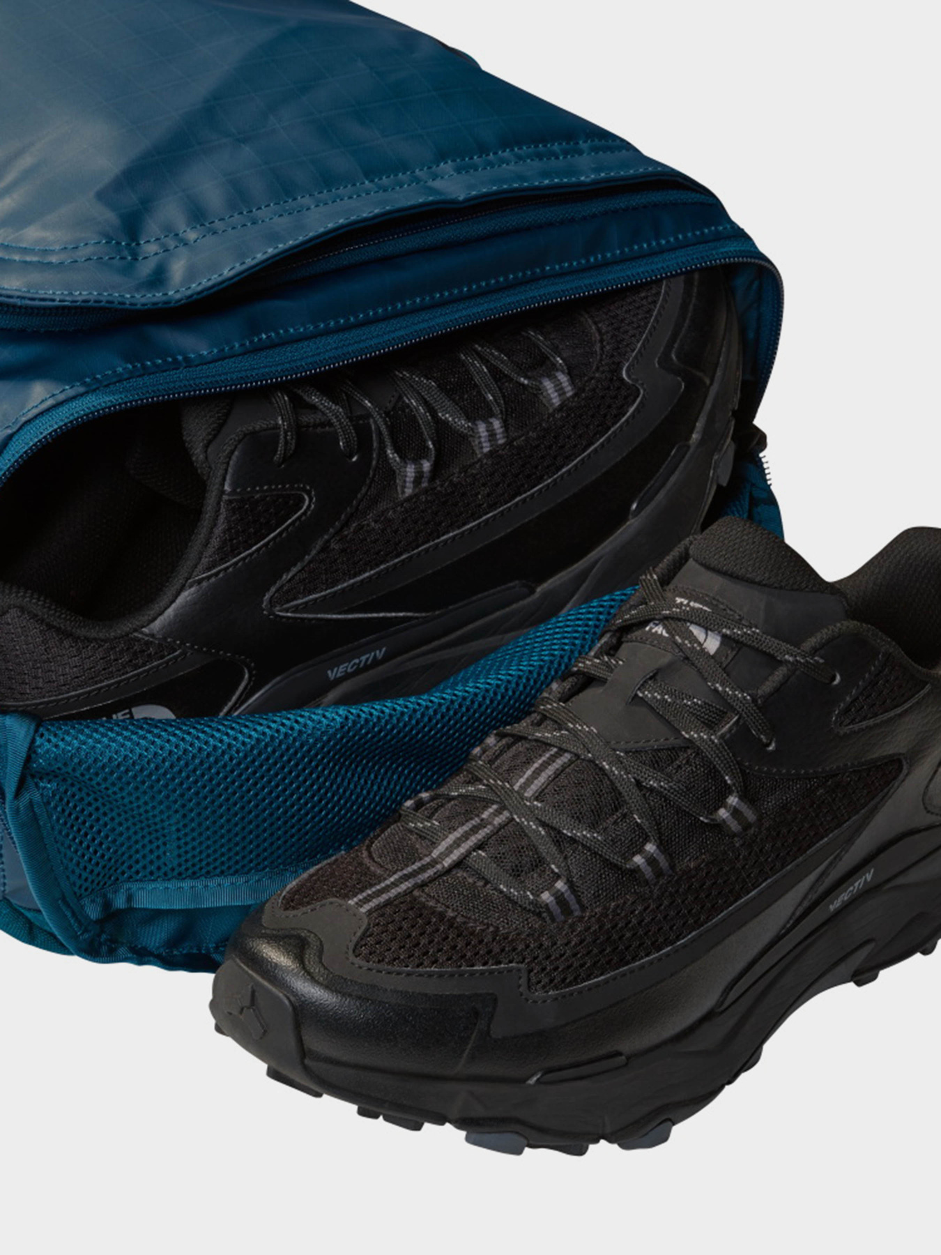 Дорожня сумка The North Face Base Camp Voyager модель NF0A52RR4OJ1 Дорожня сумка The North Face Base Camp Voyager модель NF0A52RR4OJ1 Фото