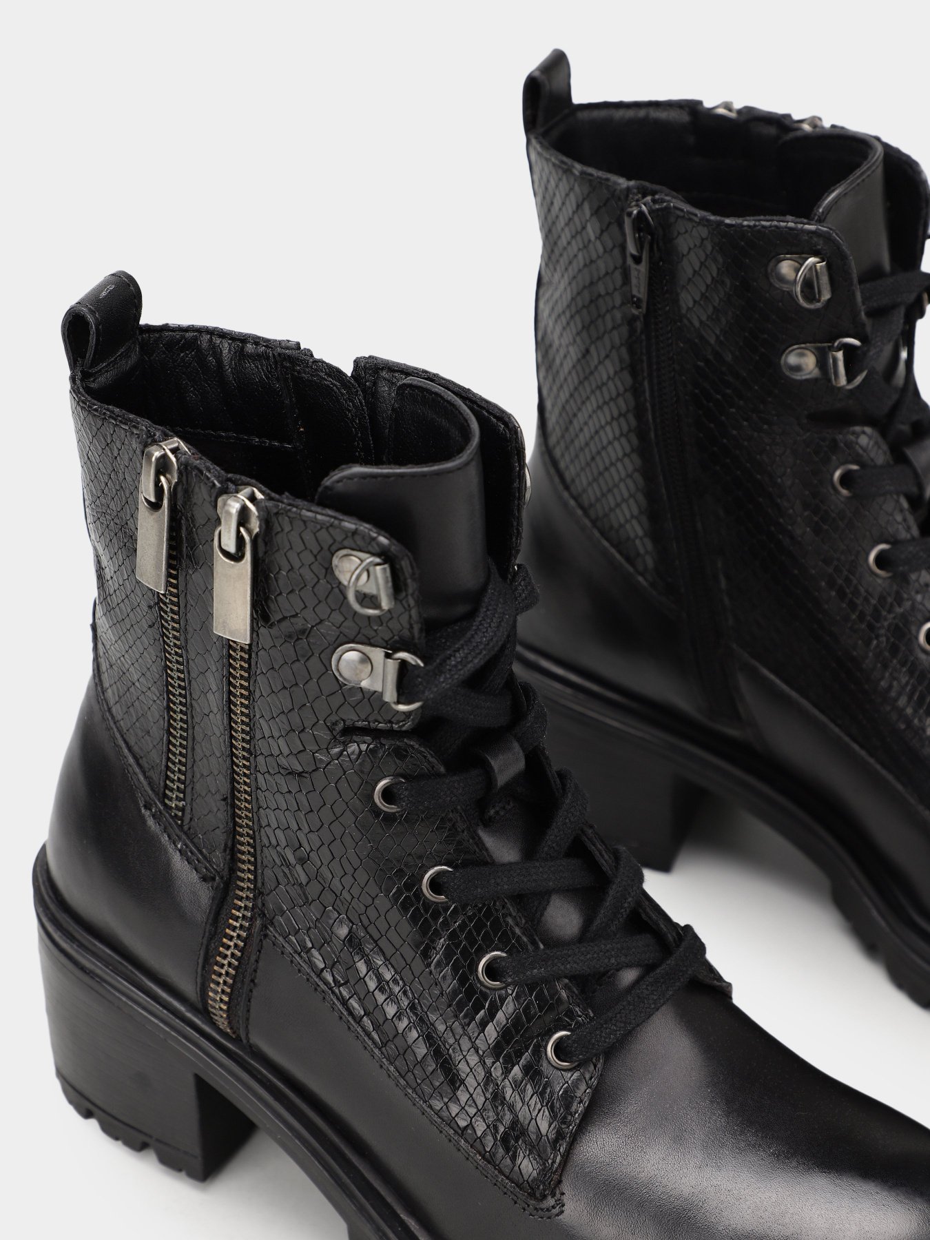 Ботинки Geox Damiana модель D26QCA-04341-C9999 Фото