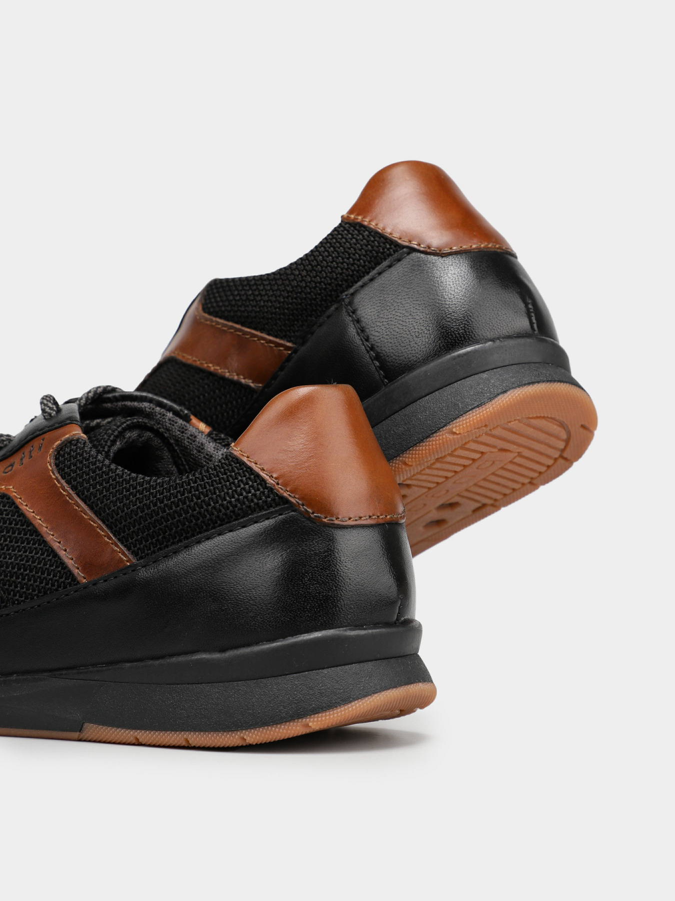 Кросівки Bugatti модель 322-A4F03-4069-1010 Фото