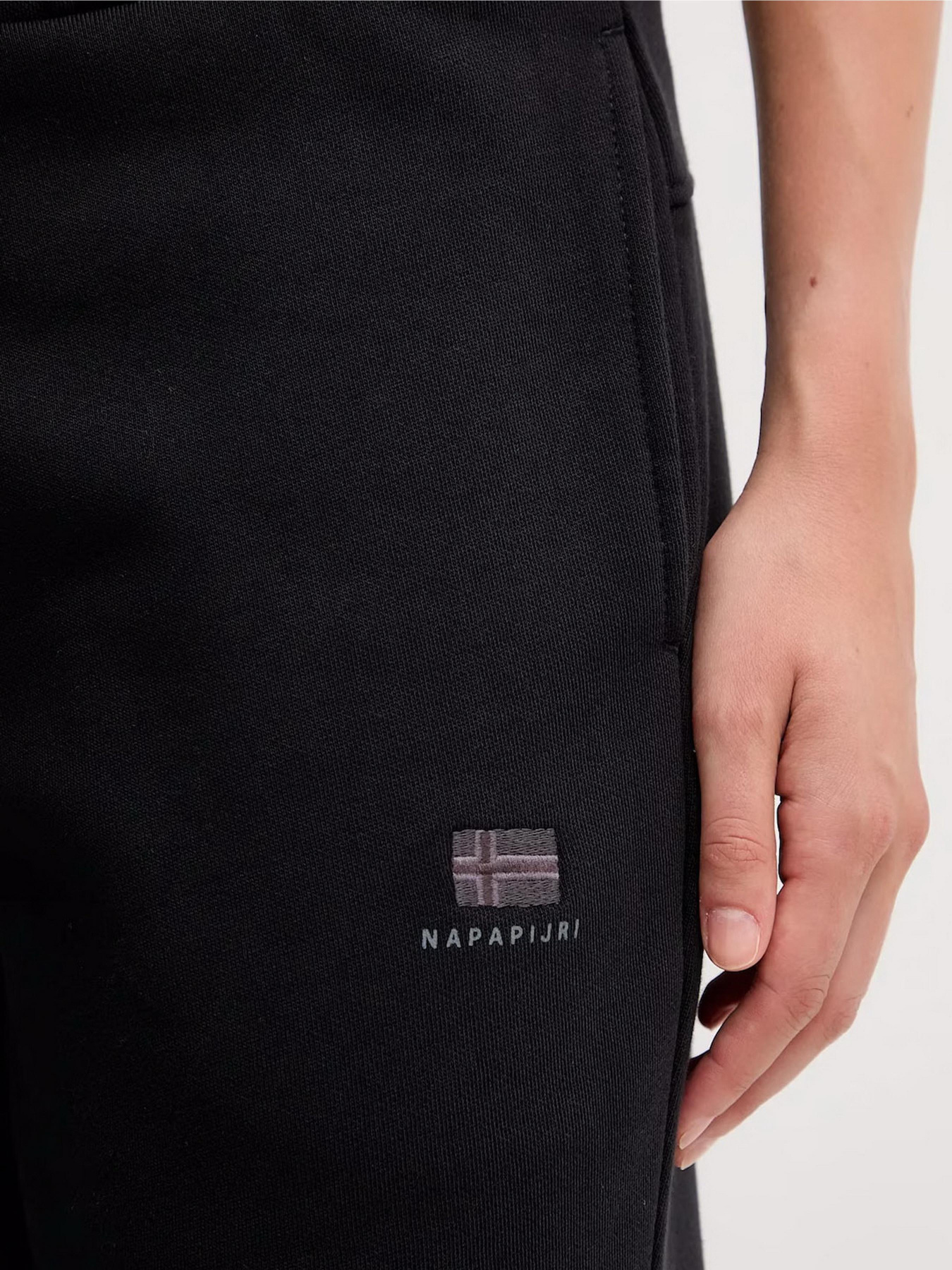 Спортивні штани Napapijri Nina модель NP0A4HD69411 Спортивні штани Napapijri Nina модель NP0A4HD69411 Фото