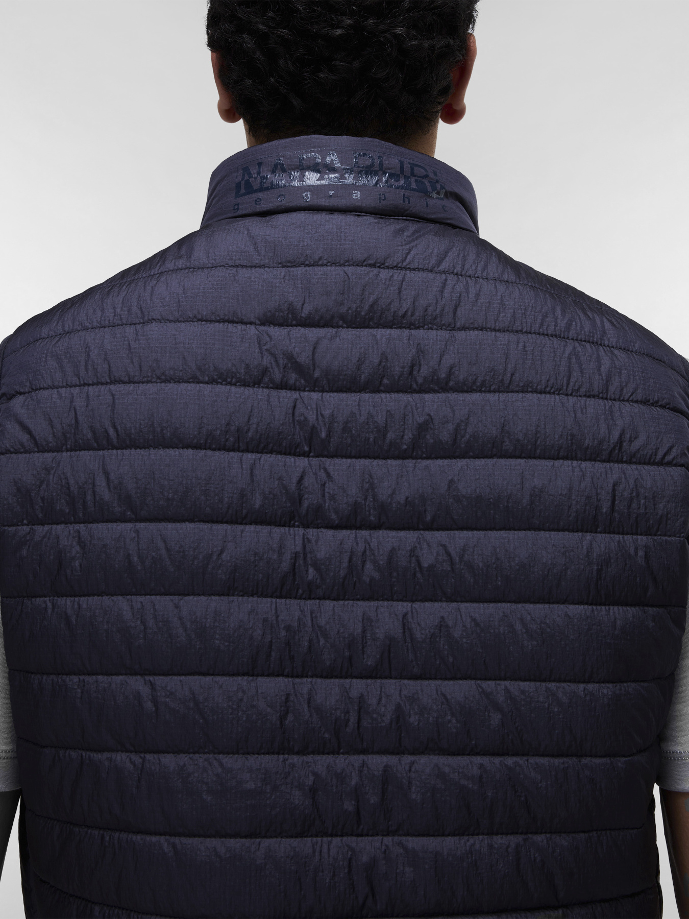 Утеплений жилет Napapijri A-AMIATA V модель NP0A4ICR1761 Утеплений жилет Napapijri A-AMIATA V модель NP0A4ICR1761 Фото