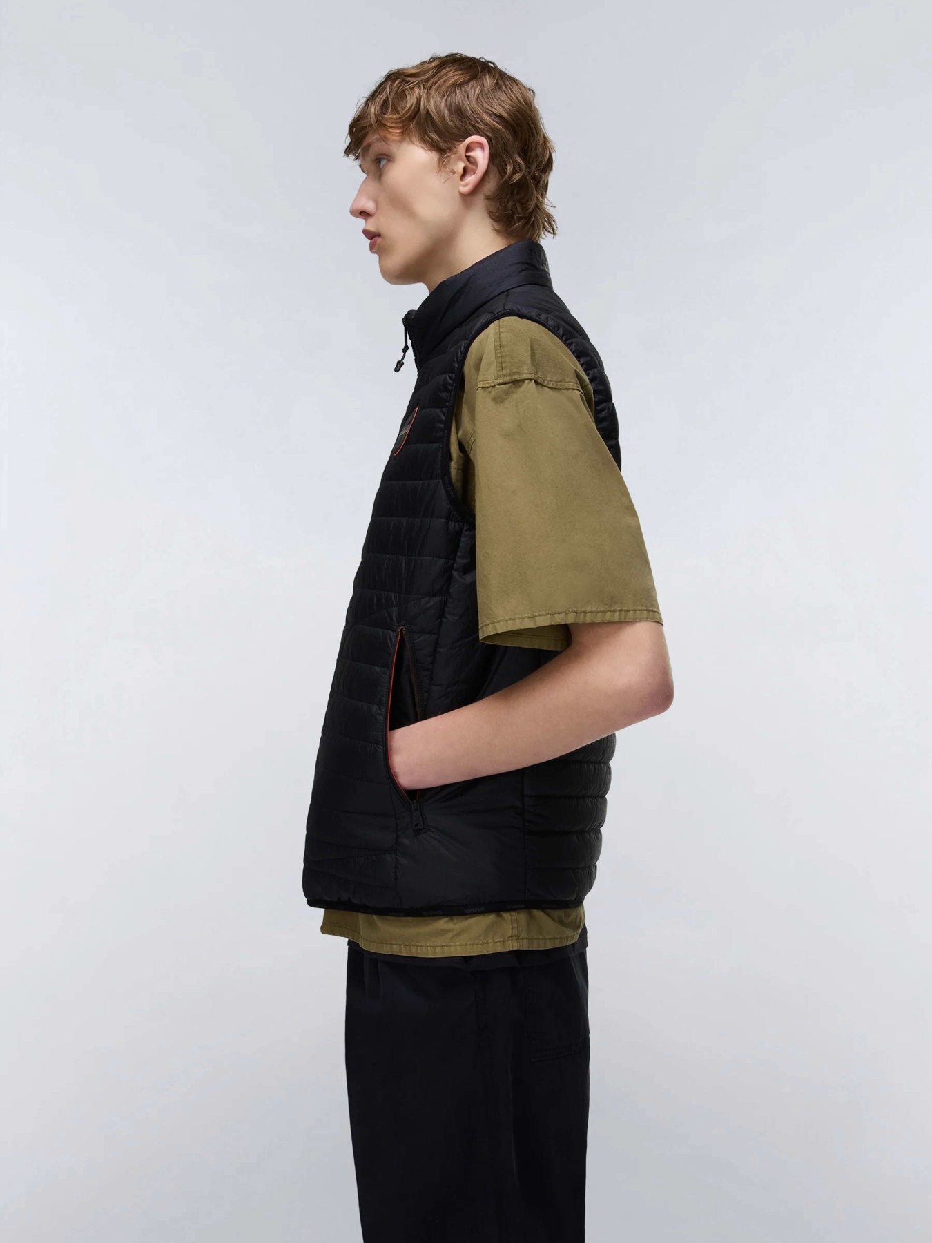 Утеплений жилет Napapijri A-AMIATA V модель NP0A4ICR9411 Утеплений жилет Napapijri A-AMIATA V модель NP0A4ICR9411 Фото