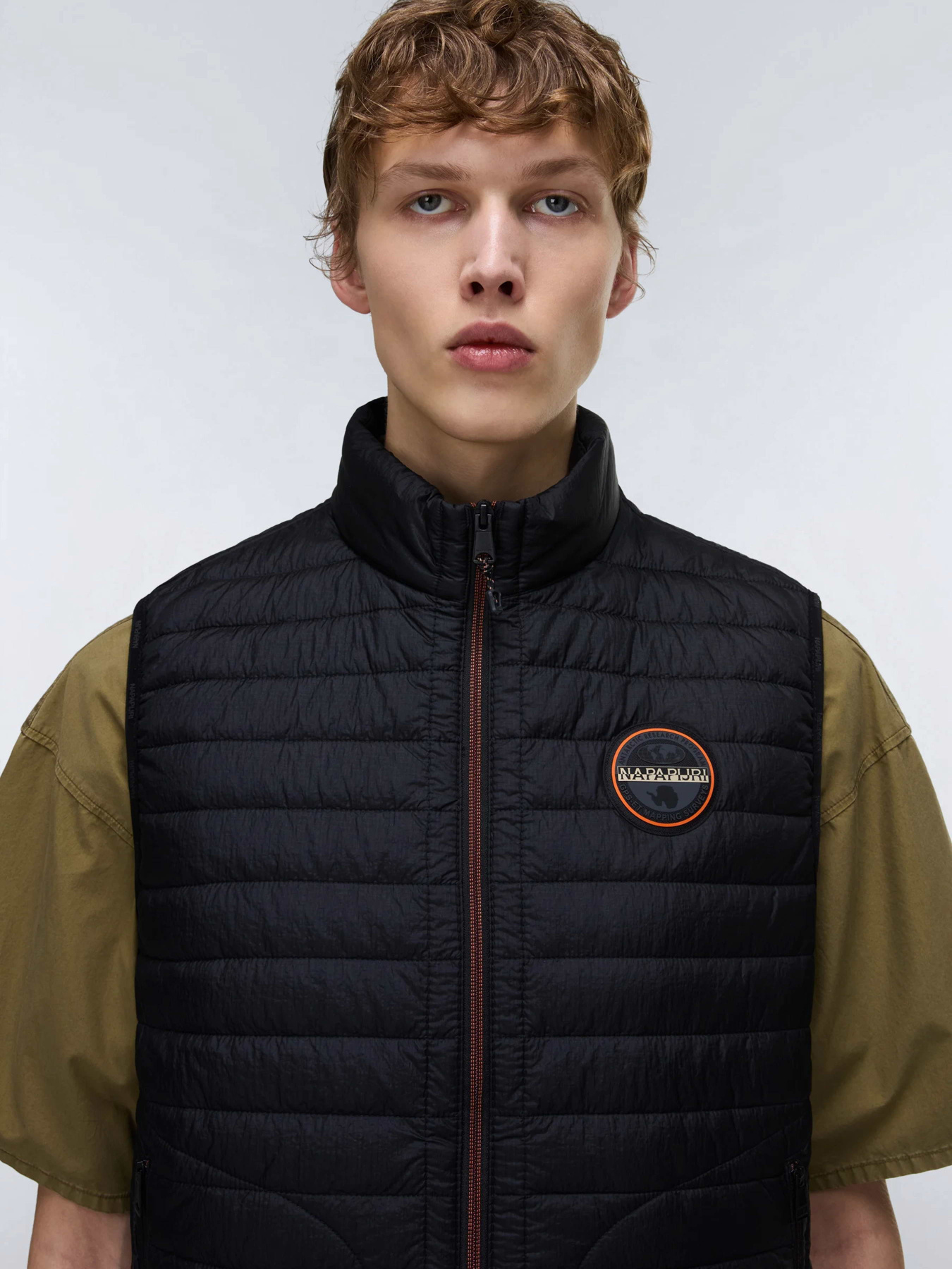 Утеплений жилет Napapijri A-AMIATA V модель NP0A4ICR9411 Утеплений жилет Napapijri A-AMIATA V модель NP0A4ICR9411 Фото