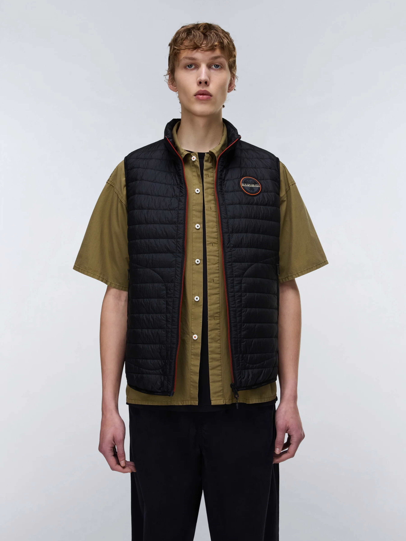 Утеплений жилет Napapijri A-AMIATA V модель NP0A4ICR9411 Утеплений жилет Napapijri A-AMIATA V модель NP0A4ICR9411 Фото