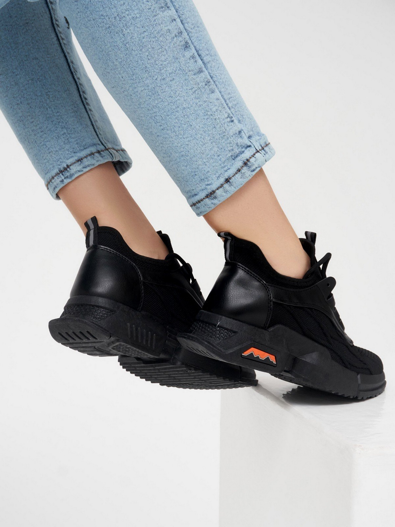 Кросівки для бігу ISSA Plus модель OB2-28_black Фото